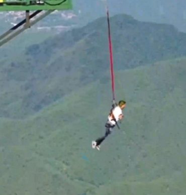 窝囊版蹦极窝囊蹦极蹦极绳子窝囊式蹦极搞笑的救援绳