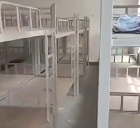 官方责令学校立即停用48人一间宿舍,以前我们学校初中就是这样,一群人