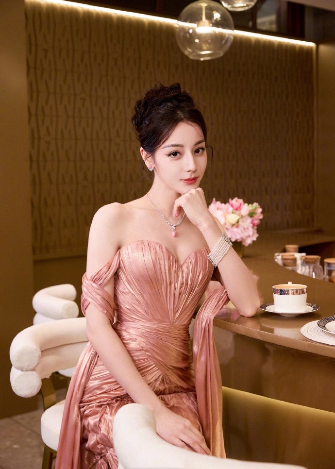 迪丽热巴粉色礼服好美