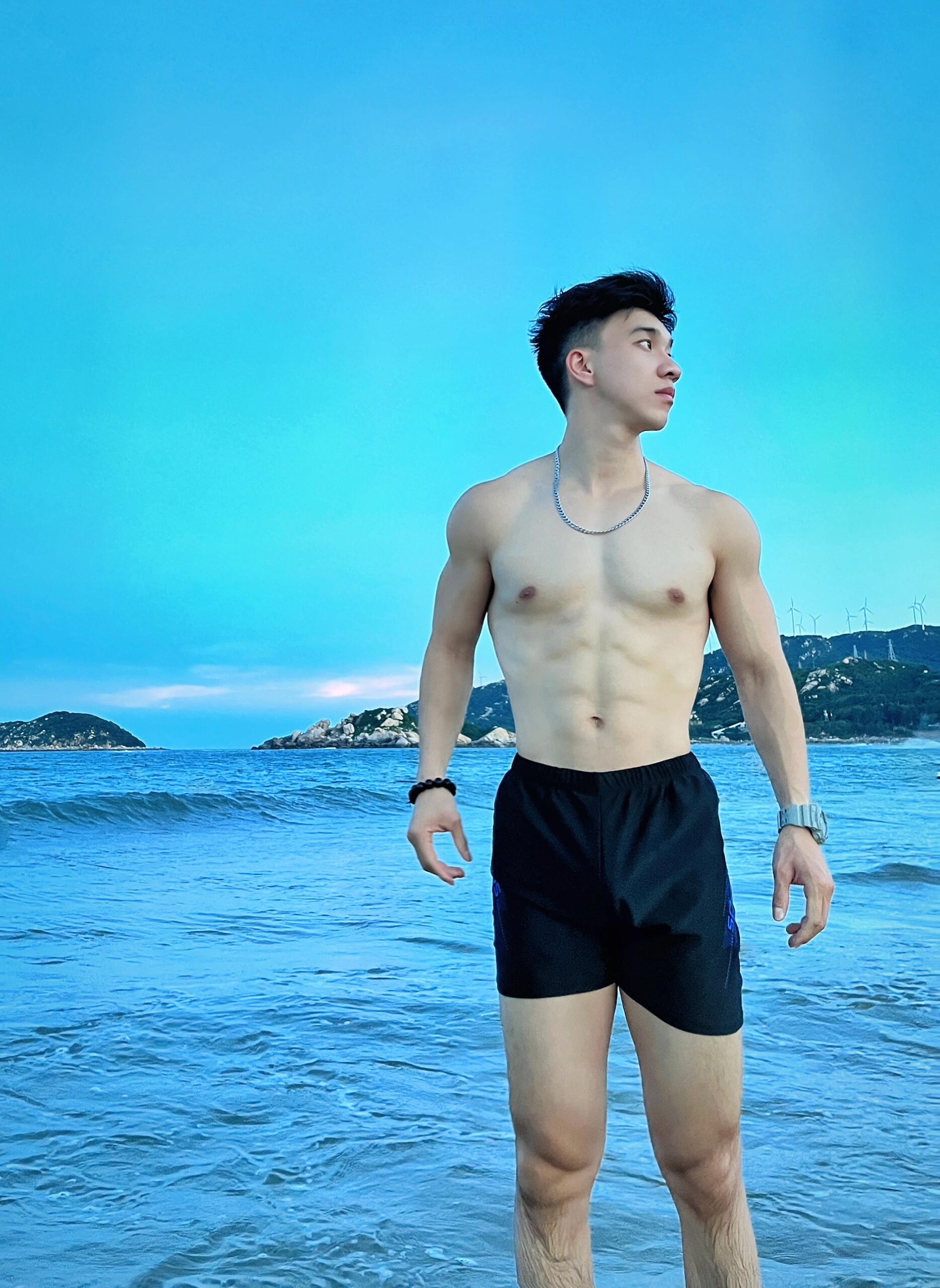 海边 | 享受自由的风 想的还是你 深吸一口气 扎进海水的怀抱 瞬间的