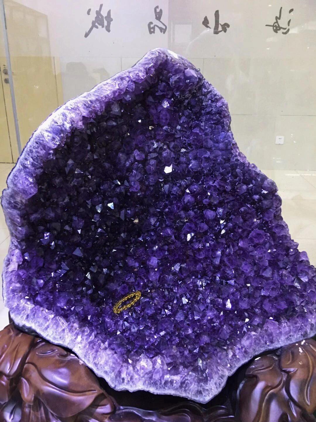 点击头像看直播# #水晶# 精美的紫晶洞聚宝盆,紫色光芒柔和而温暖.