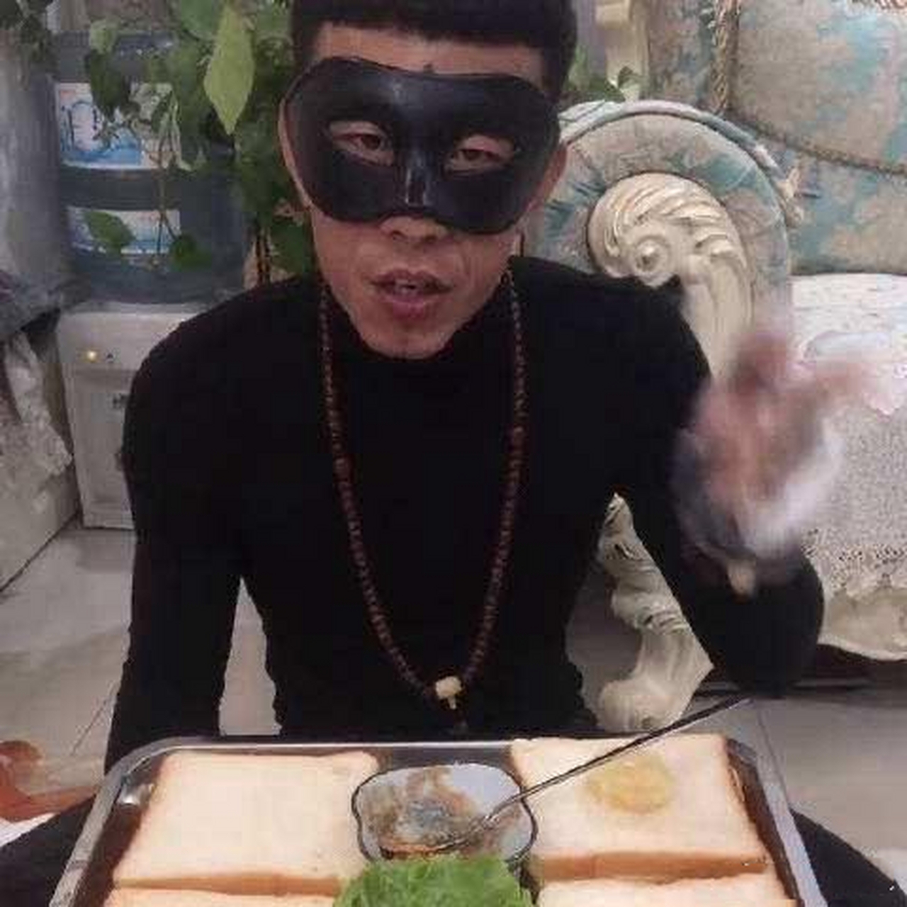 这个面罩让我想起了老八...