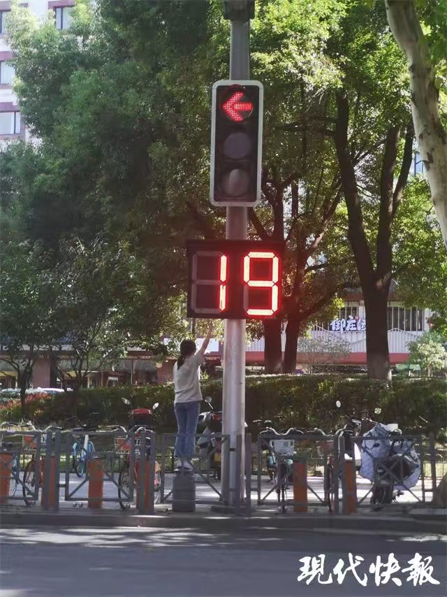 倒计时红绿灯交通灯上倒计时数字交通路口倒计时十字路口红绿灯显示的