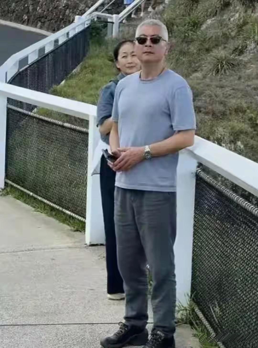9月28日在青岛栈桥61岁陈瑾和男友巫刚被偶遇