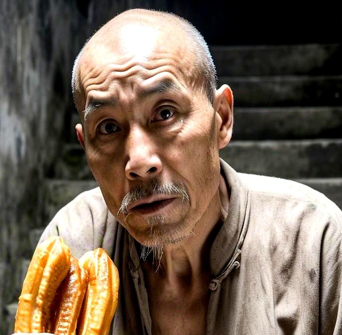 地震后,杨三和大姐分得筒子楼的两室房间,杨三为了独占房产,寻衅滋事