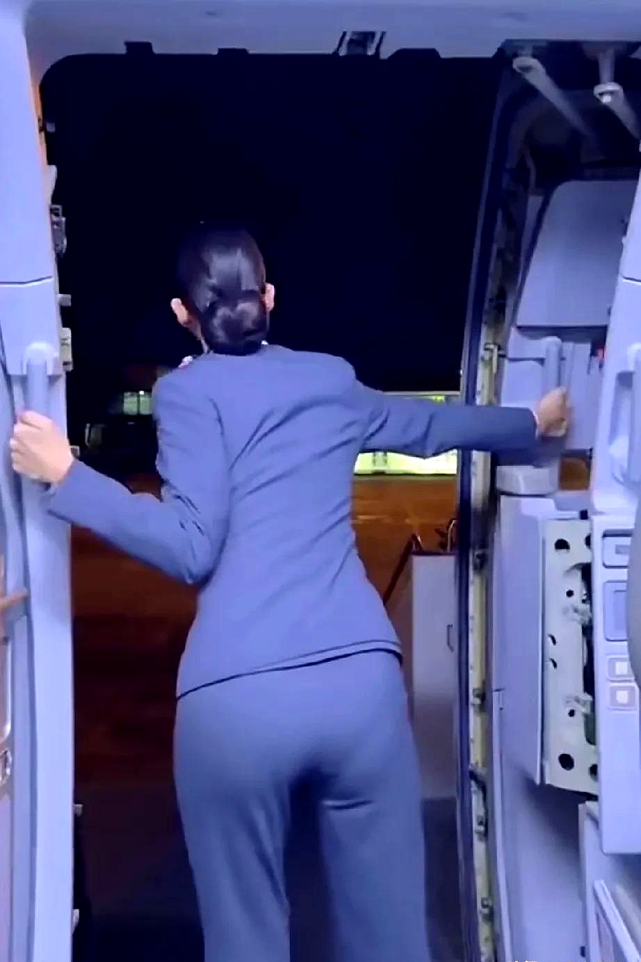 飞机舱门关起来费劲.空乘人员使出吃奶的劲儿,门还是纹丝不动