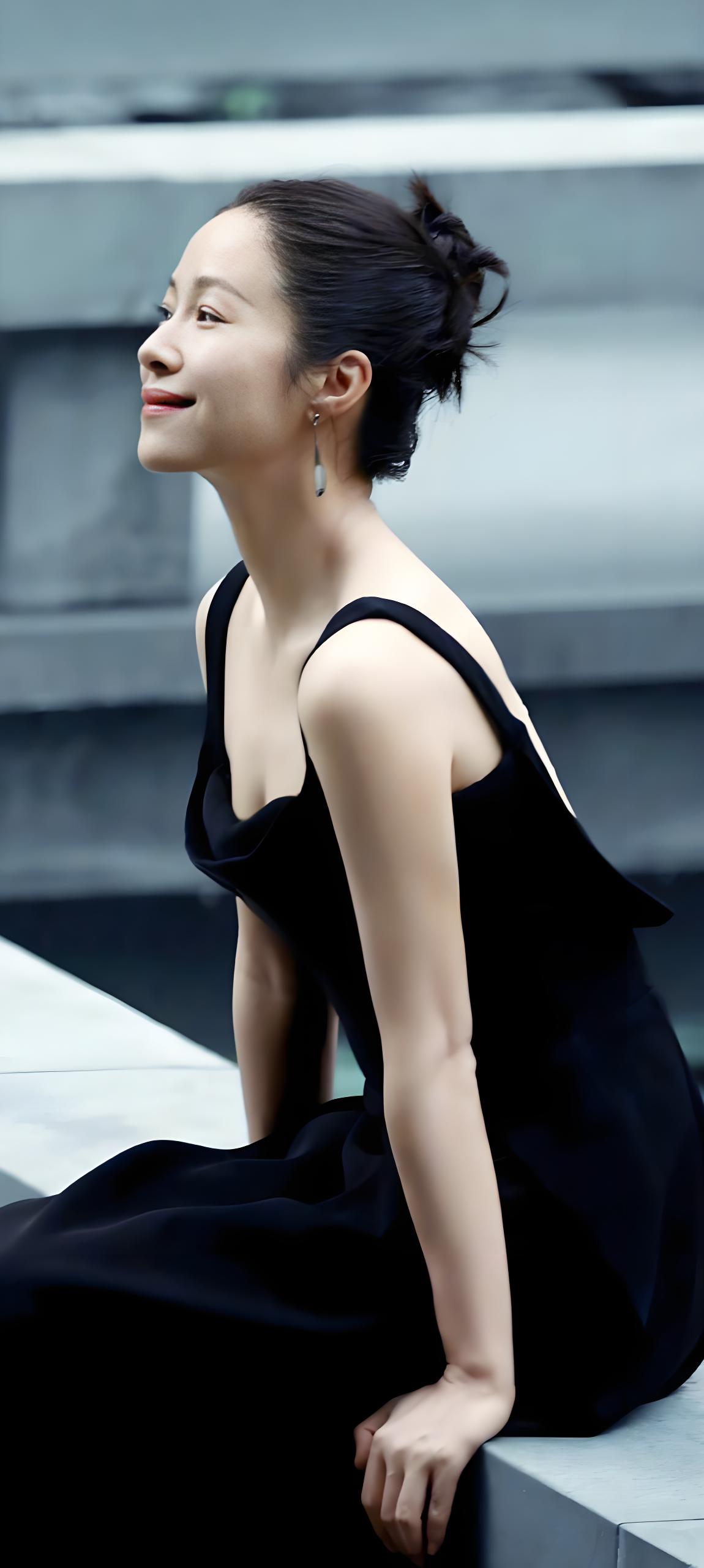 咱讲话得,离个婚 搞得地球人都知道了,本来都不认识她!