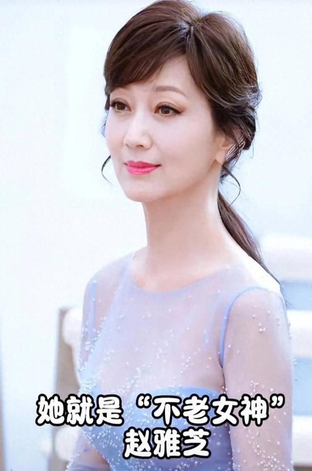 "白娘子"赵雅芝最近带着38岁的儿子黄恺杰去了趟迪士尼,这照片一出