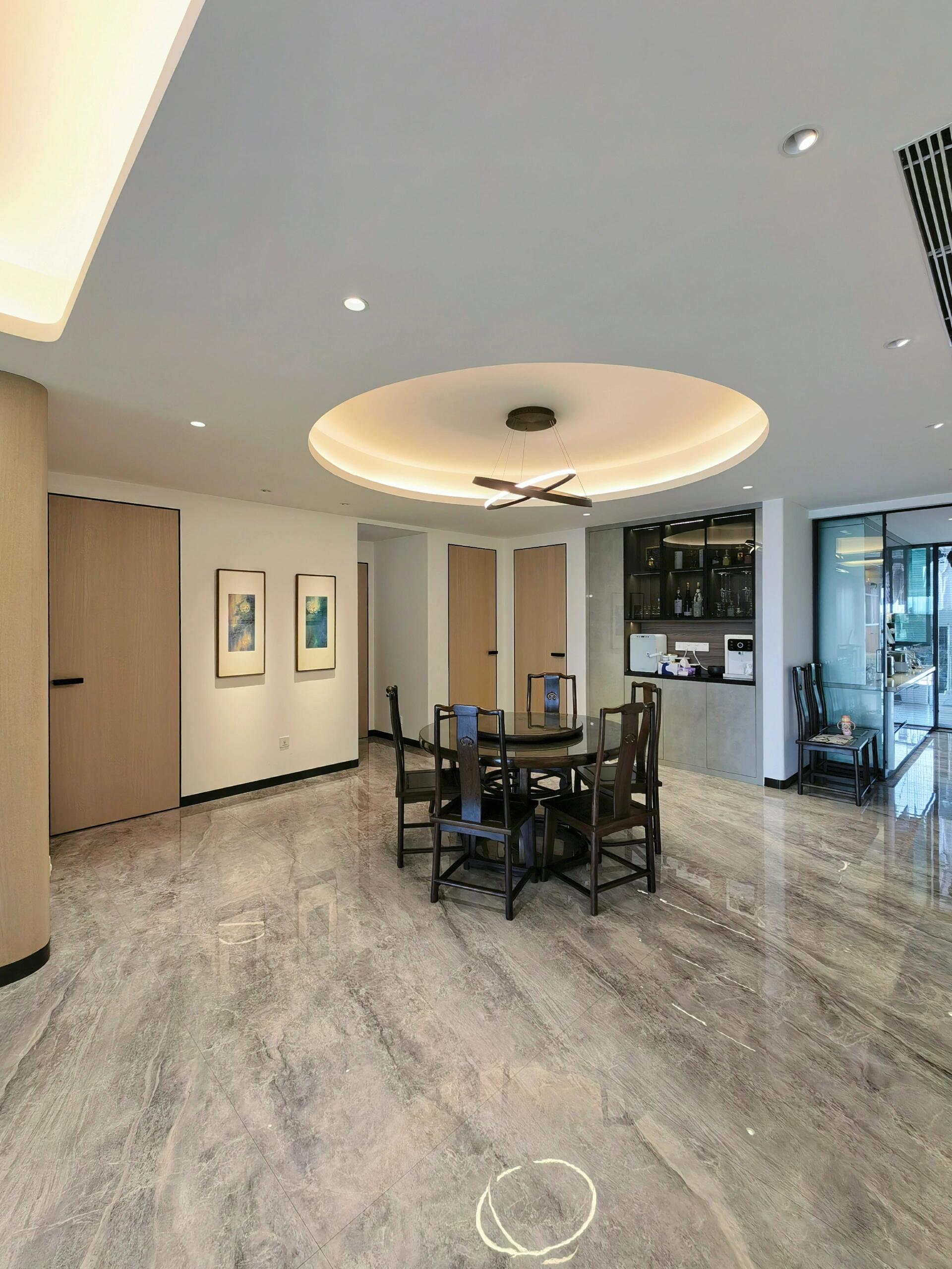 对于潮汕人,乃至广东人而言,这家人的装修风格似曾相识却又透着贾分