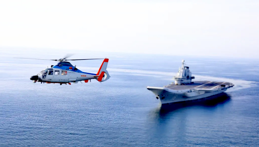 解放军海军航母上的直9搜救直升机,涂装确实醒目,漂亮