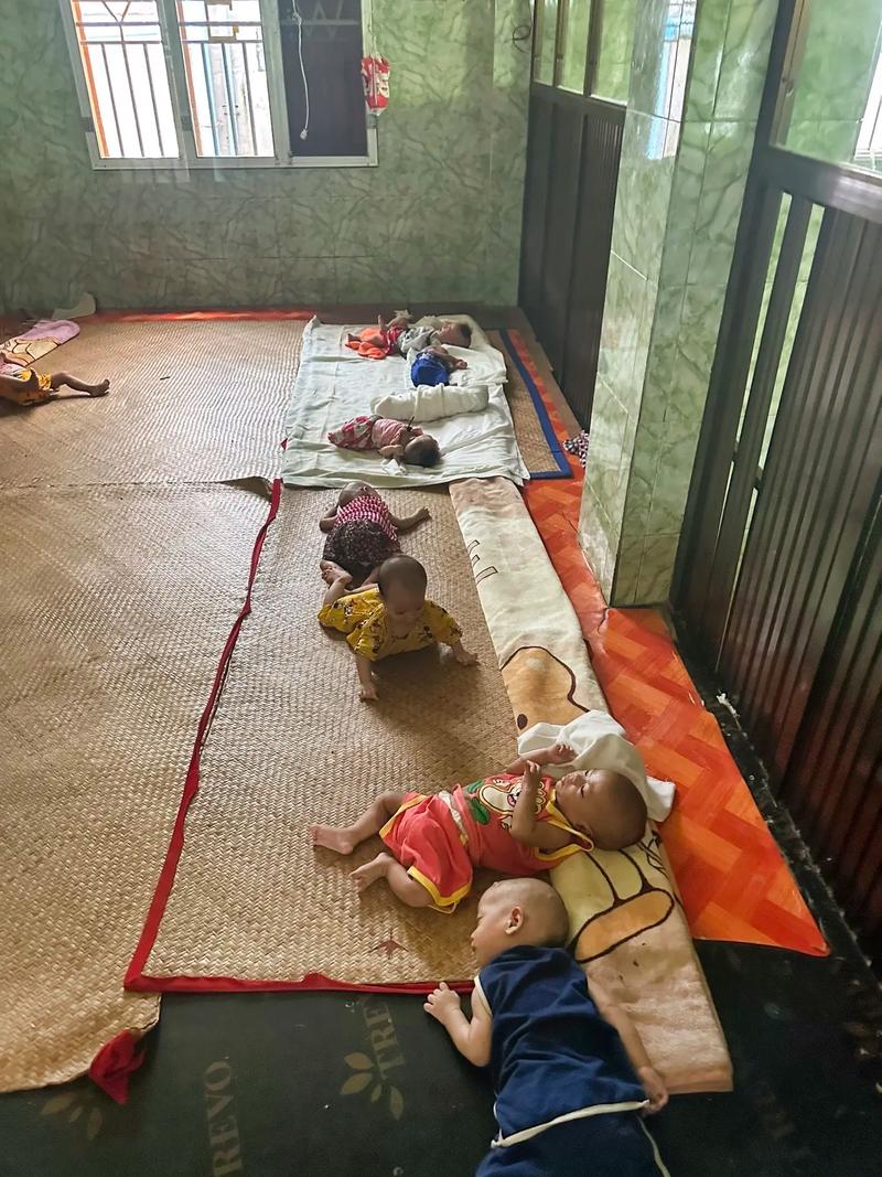 工作人员无奈道出缘由,称不能抱他们,一旦给予拥抱,孩子便会产生依赖