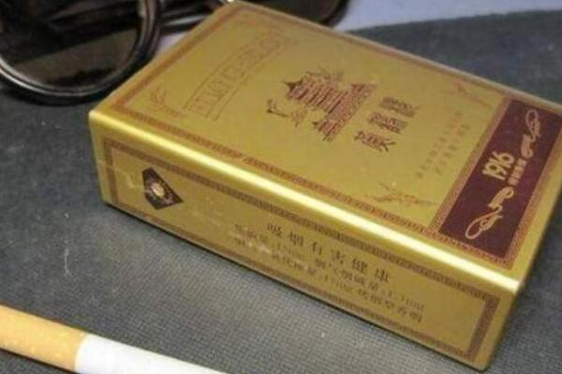 我国最贵的十款烟排名: 第一名:黄鹤楼(大金砖) 30000元/条 第二名
