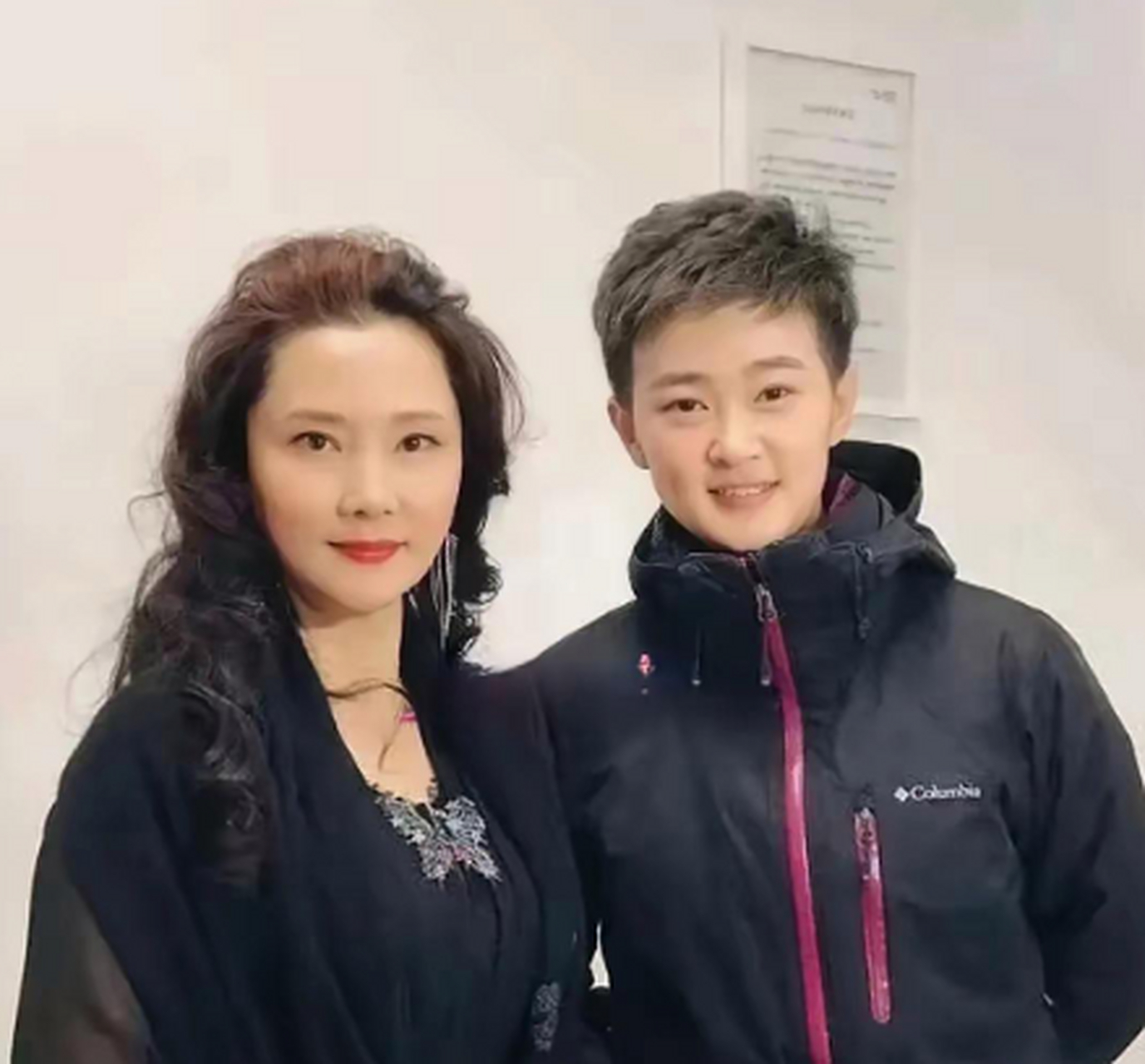何赛飞和她帅气的儿子,看起来文质彬彬的,绝对是丈母娘都满意的标准