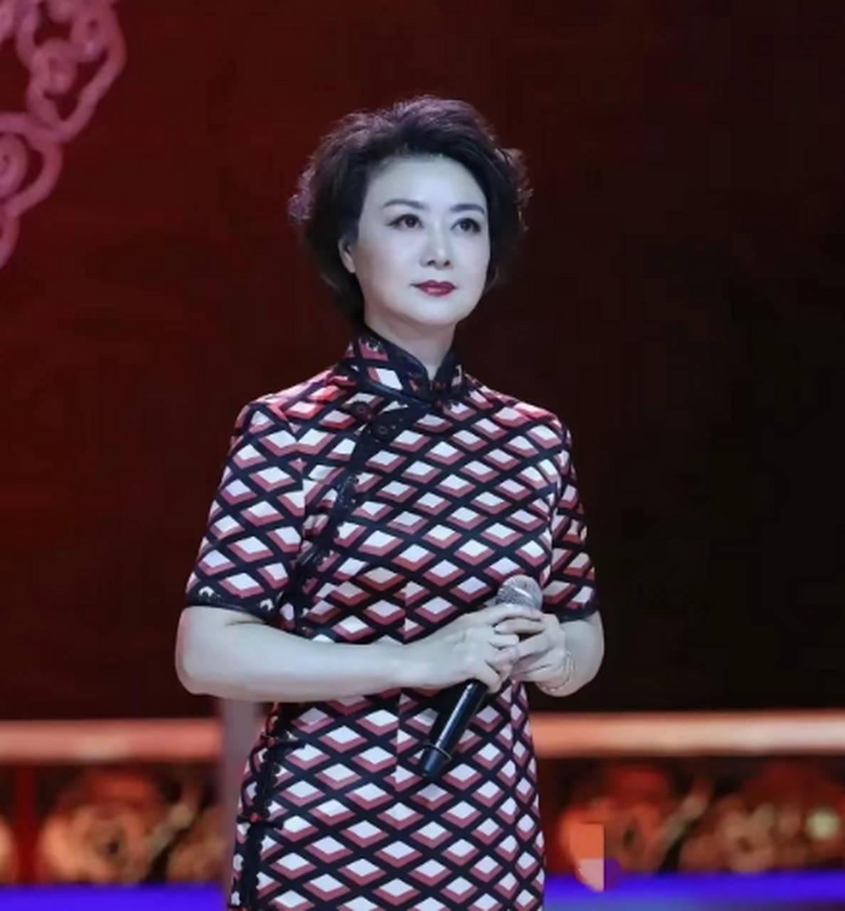 李胜素都已经五十八了,依旧那么漂亮有气质,堪比三十多岁了!
