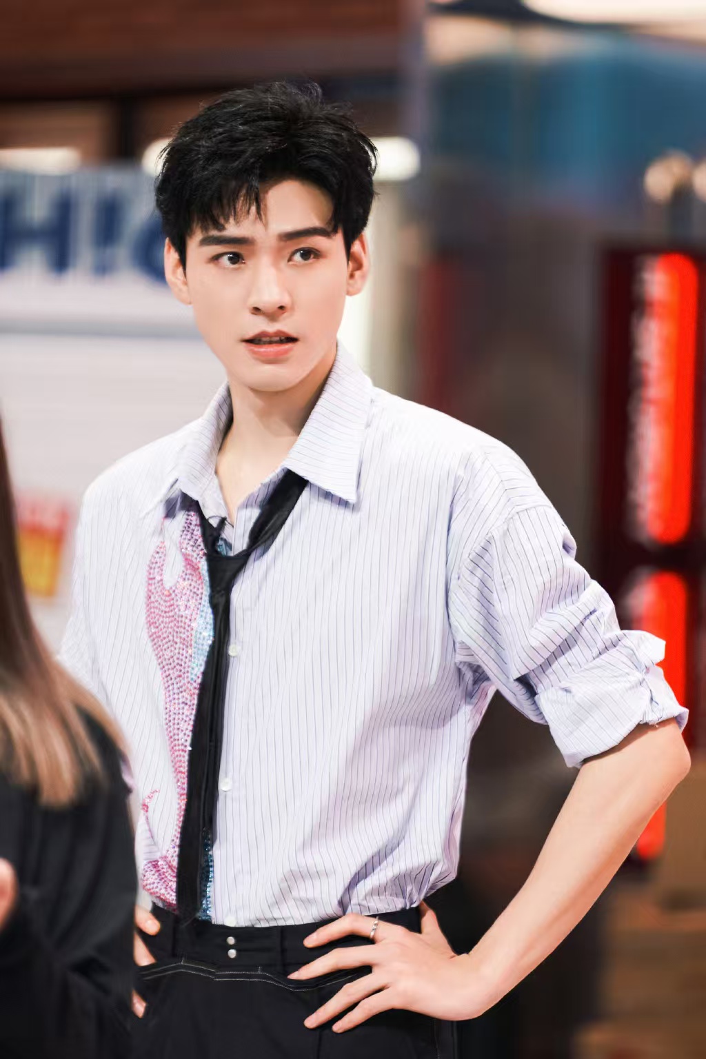 在电视剧《盛势》中,龚俊饰演的角色与徐峰饰演的角色之间的接吻戏