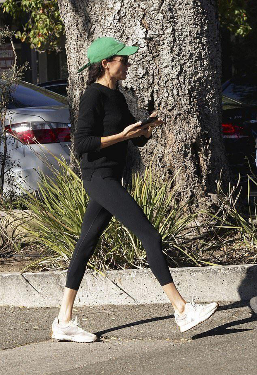 如何穿衣搭配更时尚#  看看梅根马克尔和詹妮弗安妮斯顿的穿搭小技巧