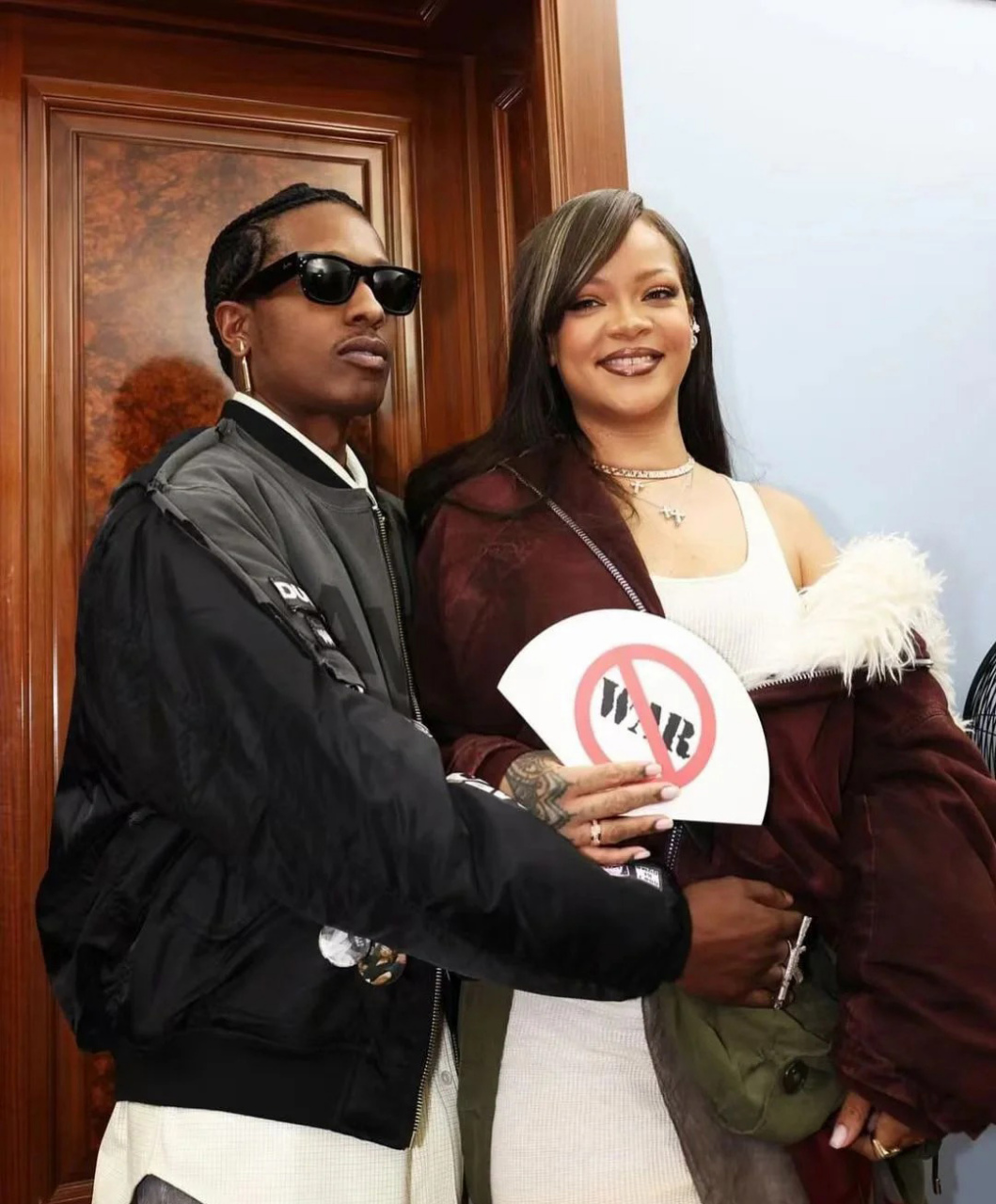 动态夏日征集令# 蕾哈娜亮相男朋友的巴黎时装秀,现场大秀恩爱,全场