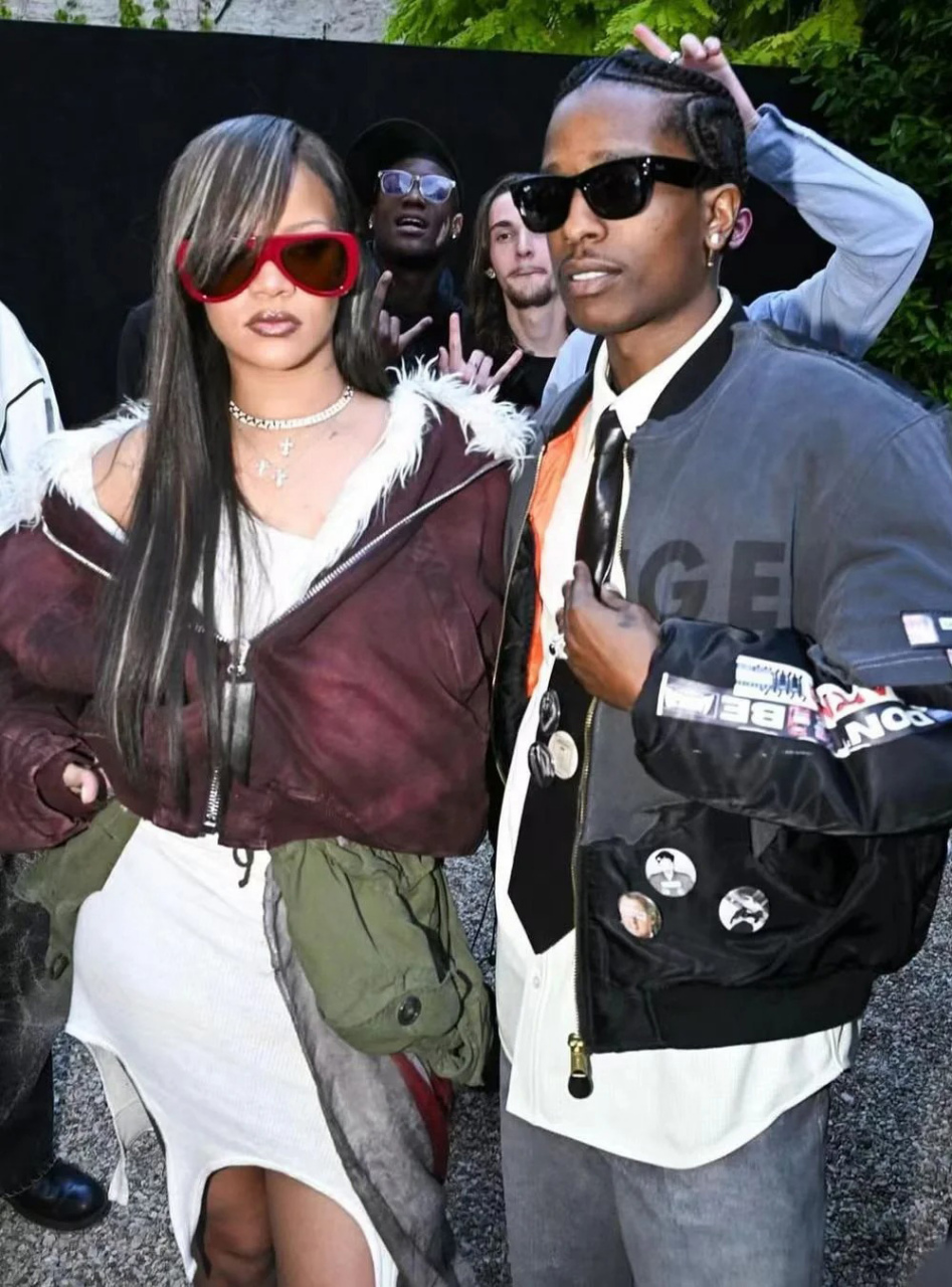 动态夏日征集令# 蕾哈娜亮相男朋友的巴黎时装秀,现场大秀恩爱,全场