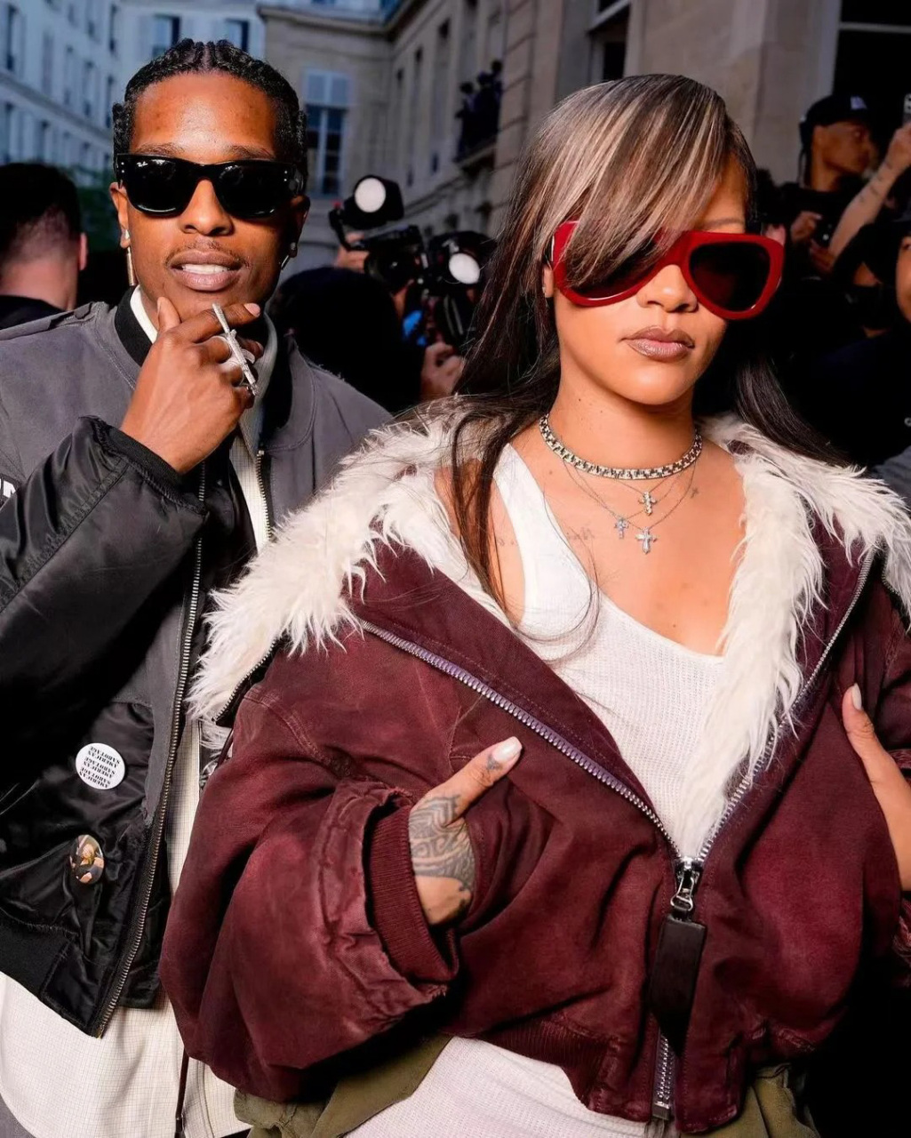 动态夏日征集令# 蕾哈娜亮相男朋友的巴黎时装秀,现场大秀恩爱,全场