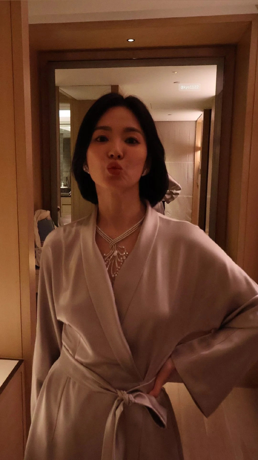 就在最近的新动态,这位韩剧女王更新了instagram,她身穿一套红白色