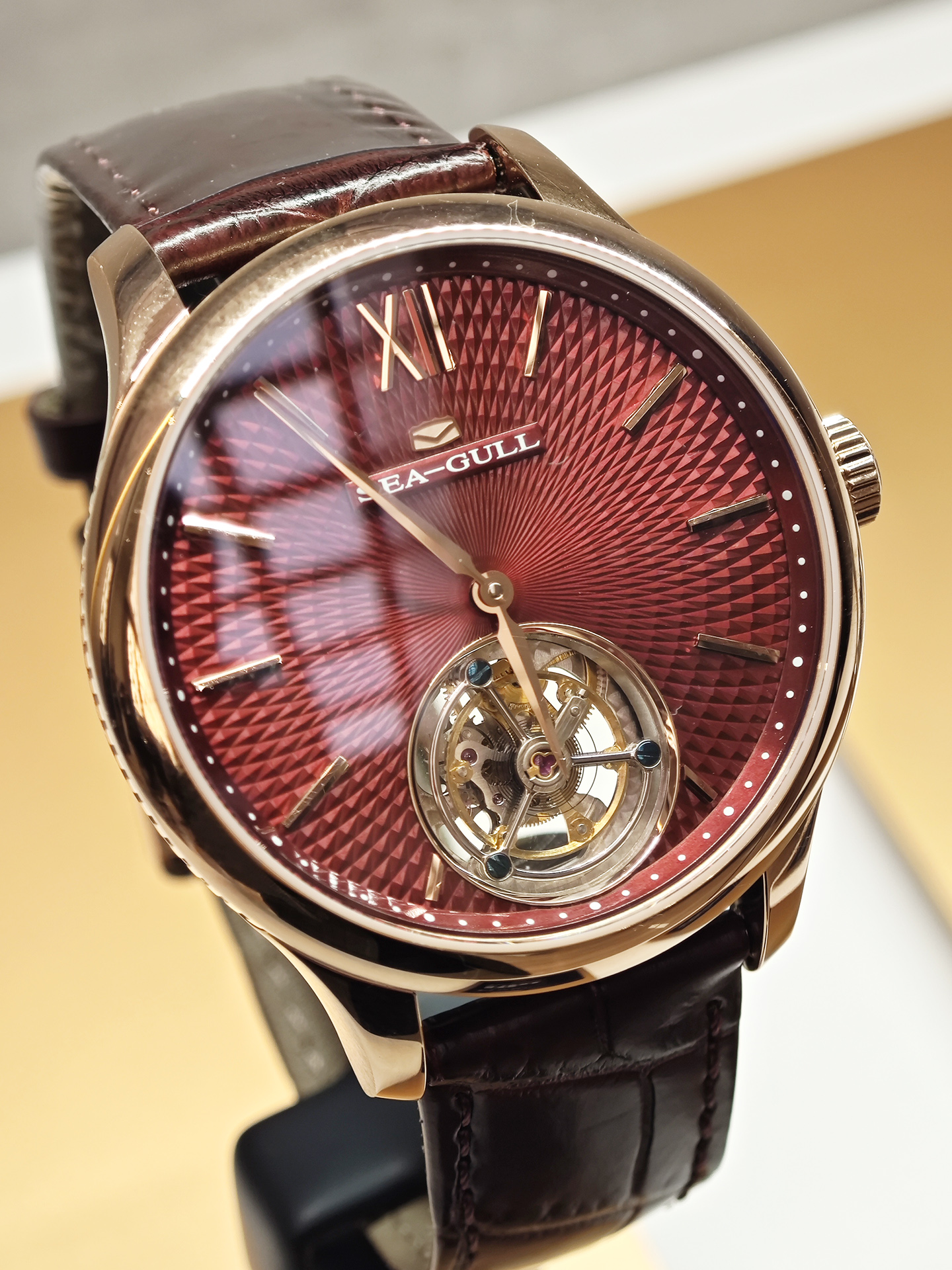 海鸥表,这个成立于1955年的老牌国产制表,承载了很多