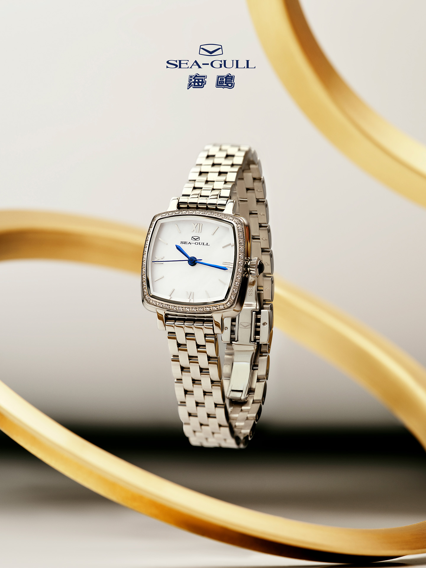 海鸥表始创于1955年,其象征节点便是中国首枚国产腕表"五星表"的