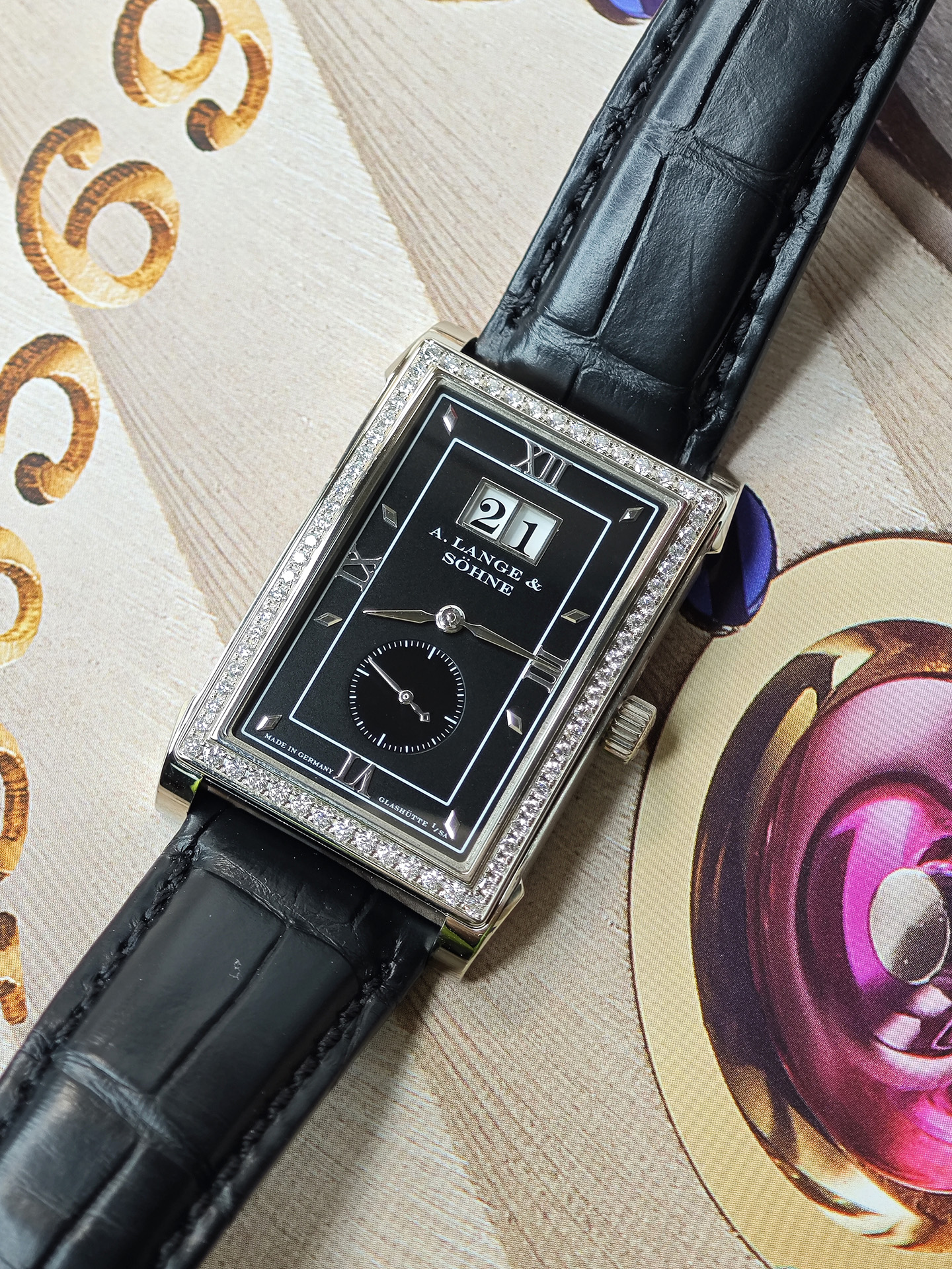 表壳相比圆形表壳要少得多,加工复杂,审美