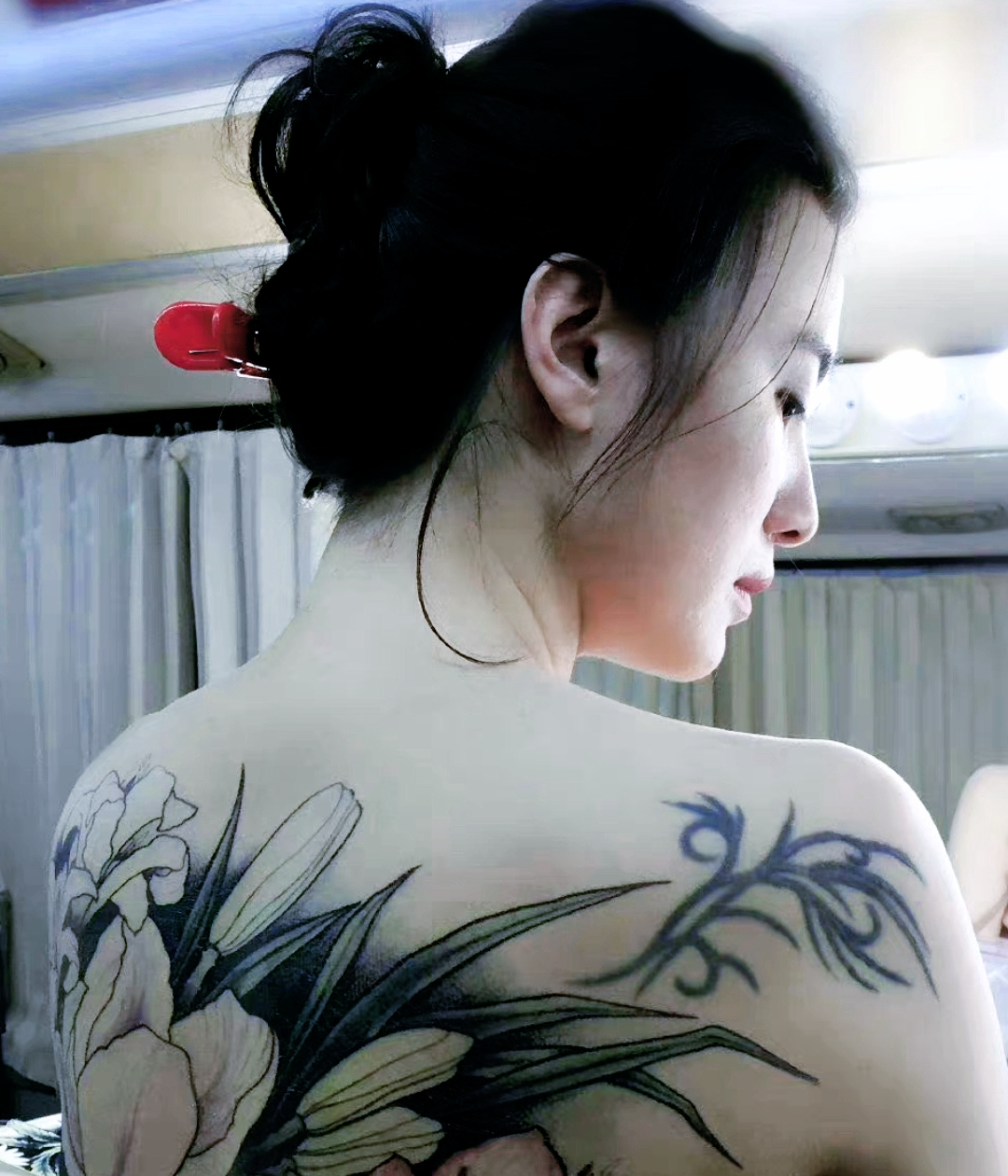 美女宋佳背上的纹身竟然是.你绝对猜不到的意想不到反转!