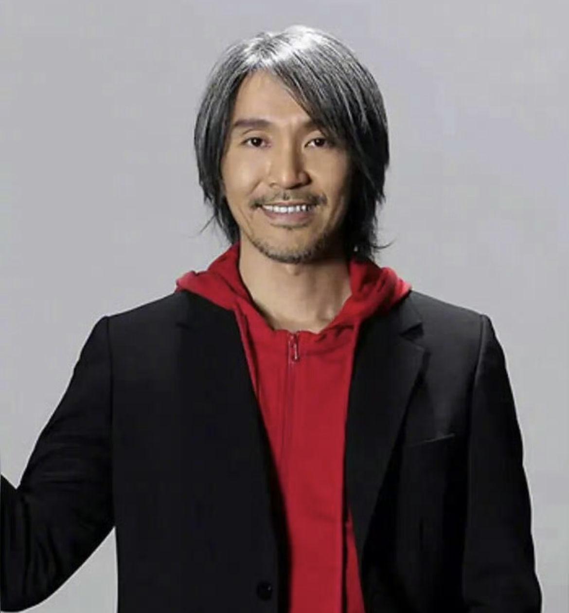 周星驰经纪人陈震宇晒周星驰cos哪吒的背影照,并发文:星爷说哪吒2这