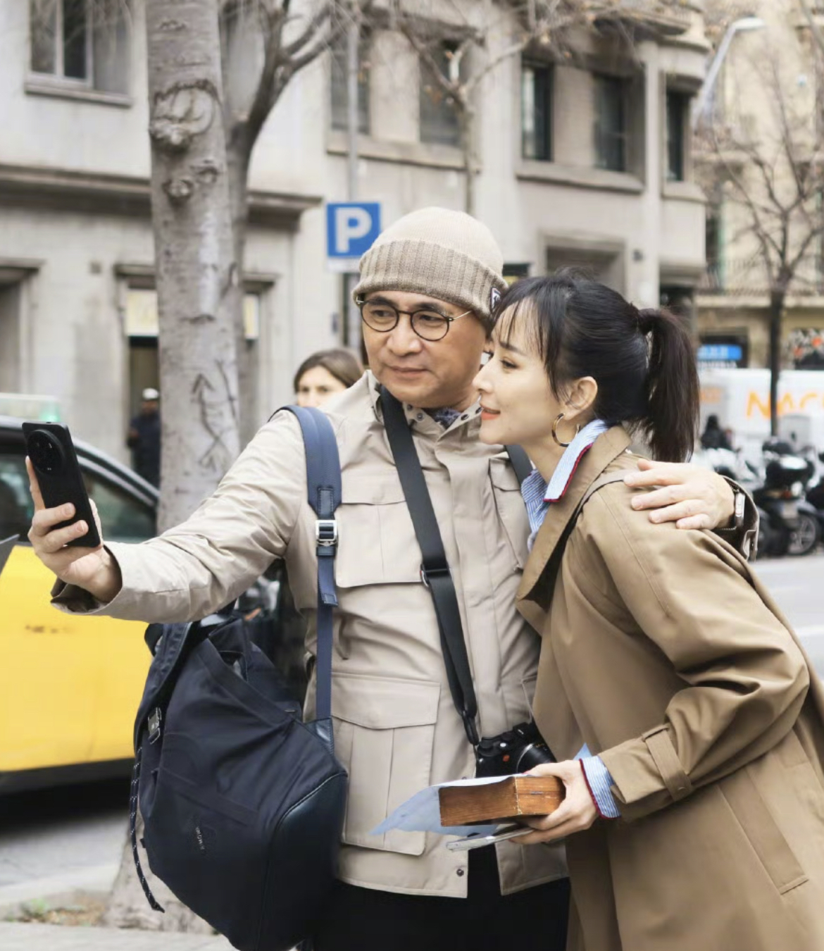 胡静老公为了给胡静拍出美美的照片,直接双膝跪地找姿势