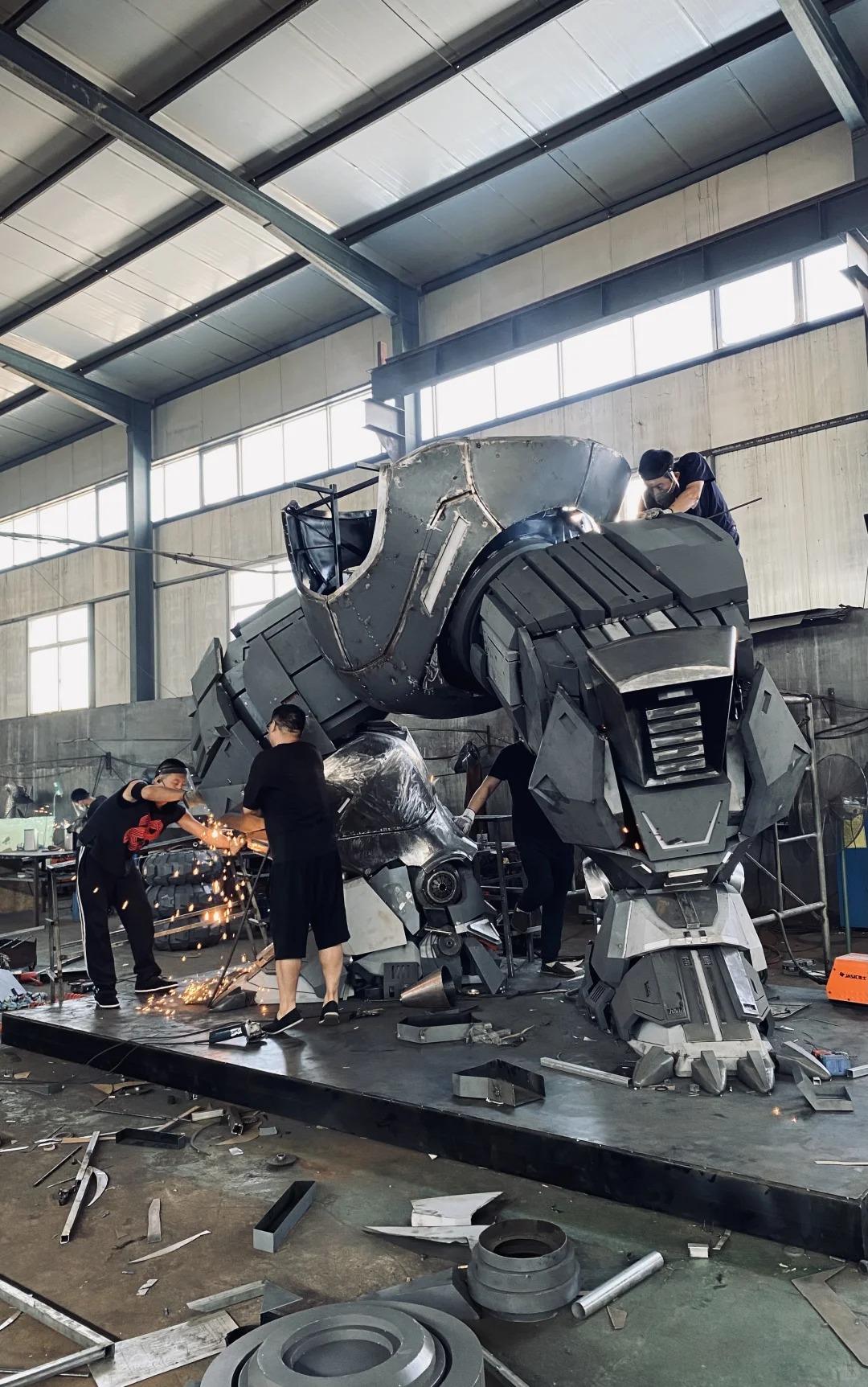 月薪就五万一帮老男人一包烟一提少妇乐半天 有这样