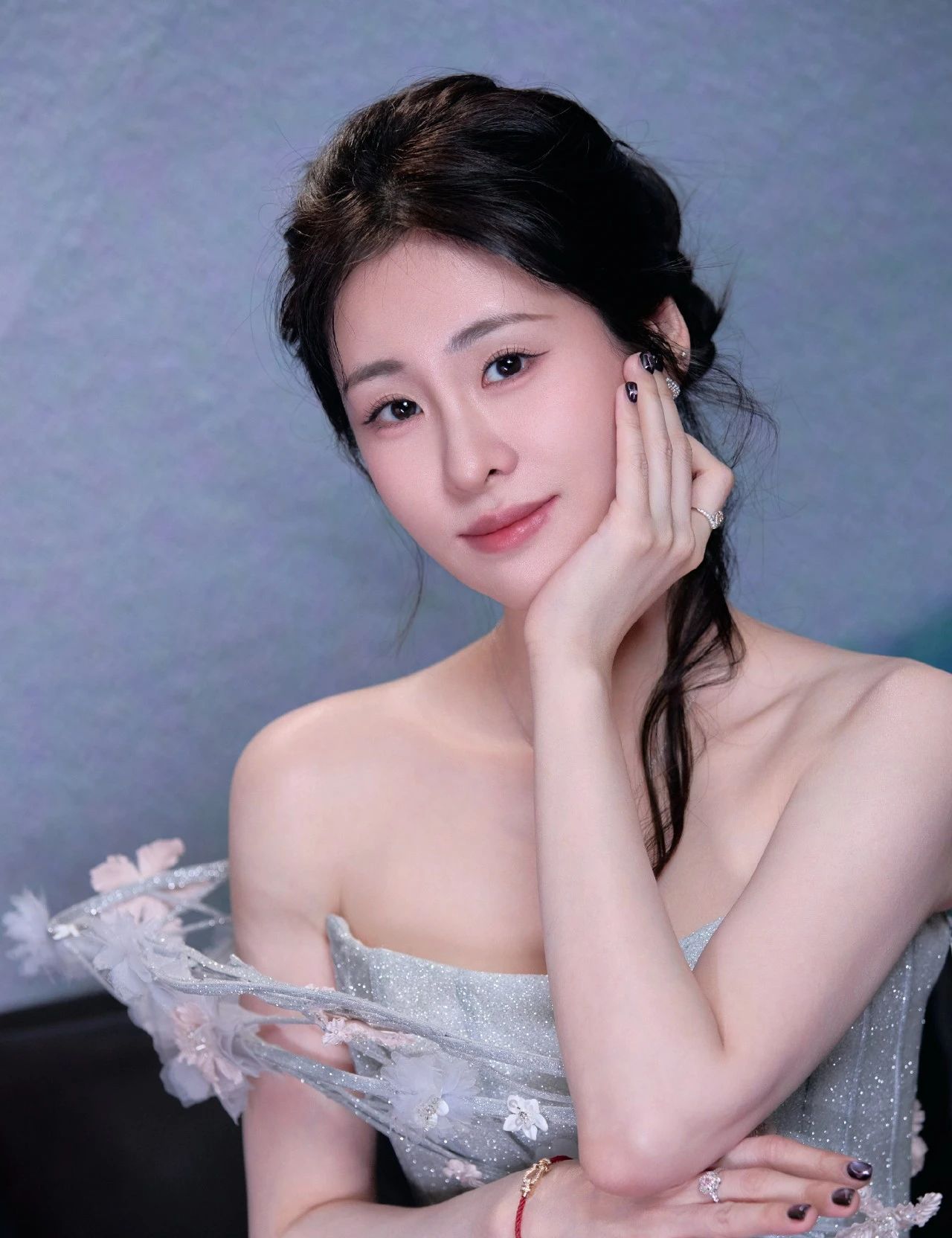 张碧晨身着一袭银灰色抹胸礼服