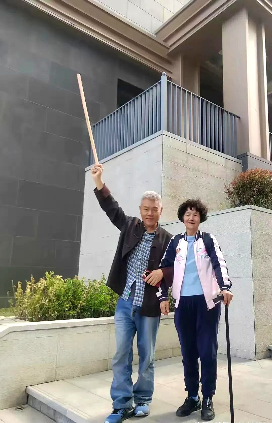 网友拍到70岁的司马南带着传说中的王奶奶爬少林寺俩人腿脚比年轻