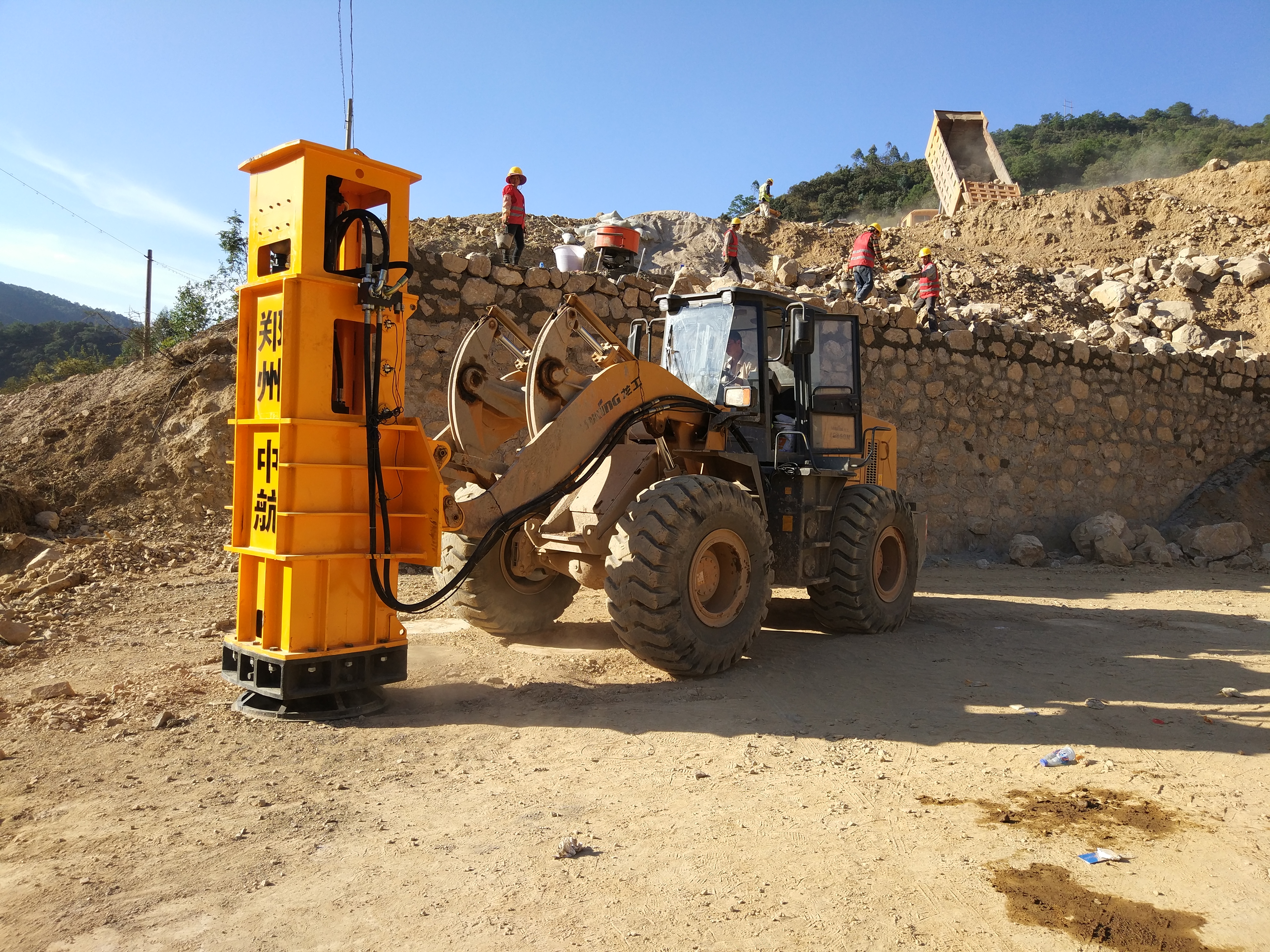 标配的装载机上装的打夯锤3档9锤加固平稳符合标准的96区时地基沉降量