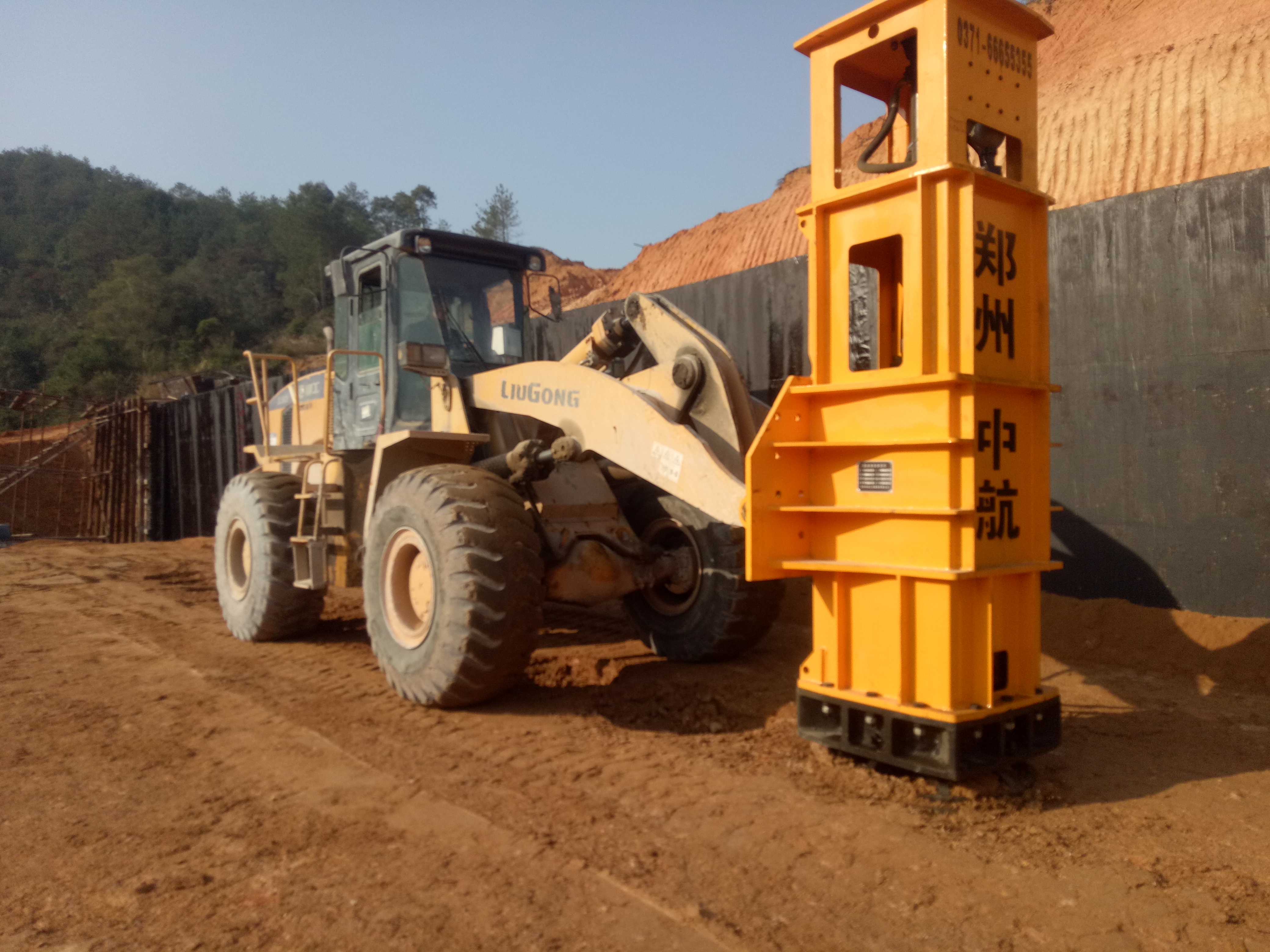 虽然单次夯击的能量不比强夯,但是他还有一个"高速"的特点,在夯锤的