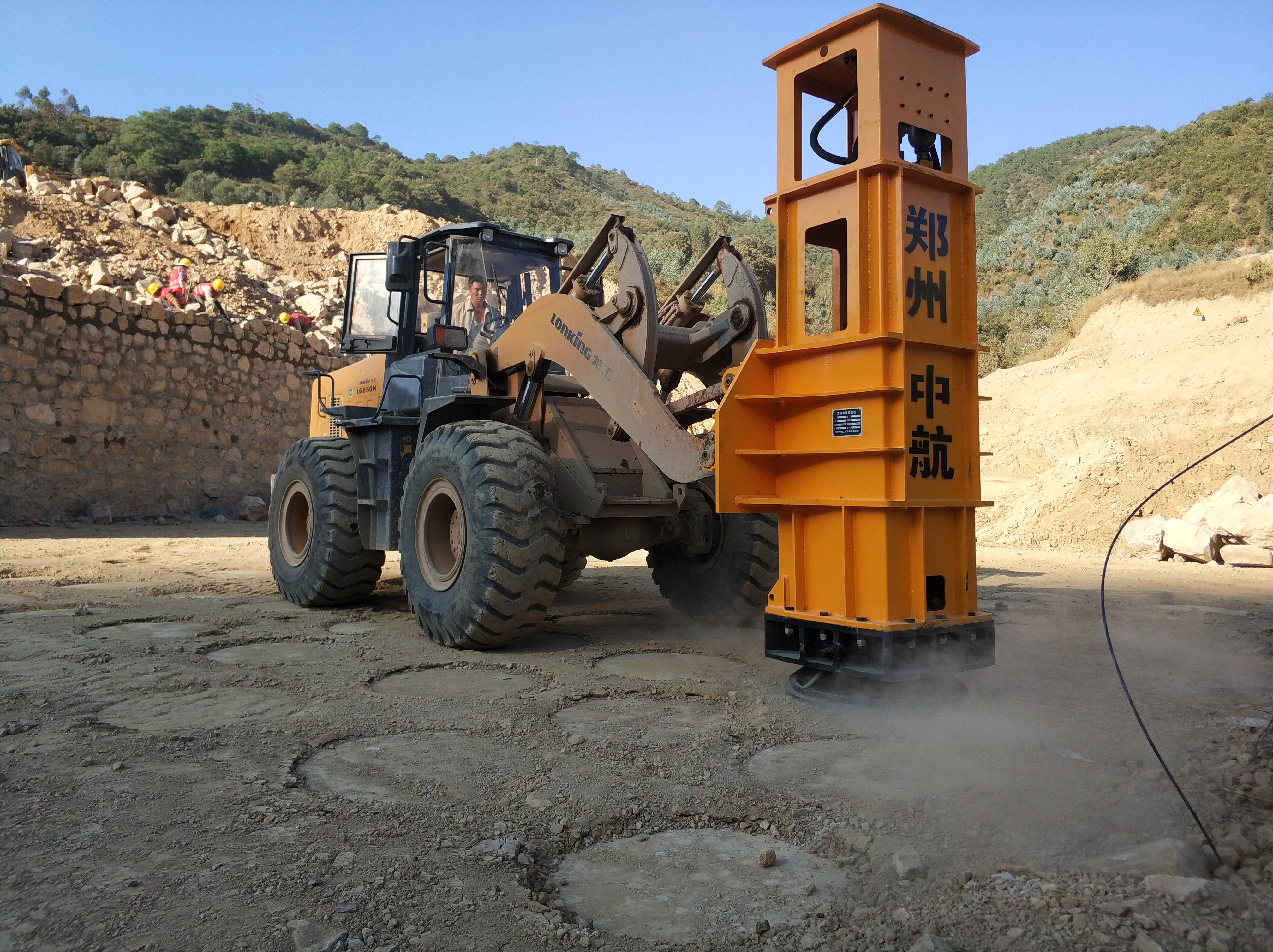 装载机上装的夯锤是近几年来应用较多的压实机械设备,其产品优点大概