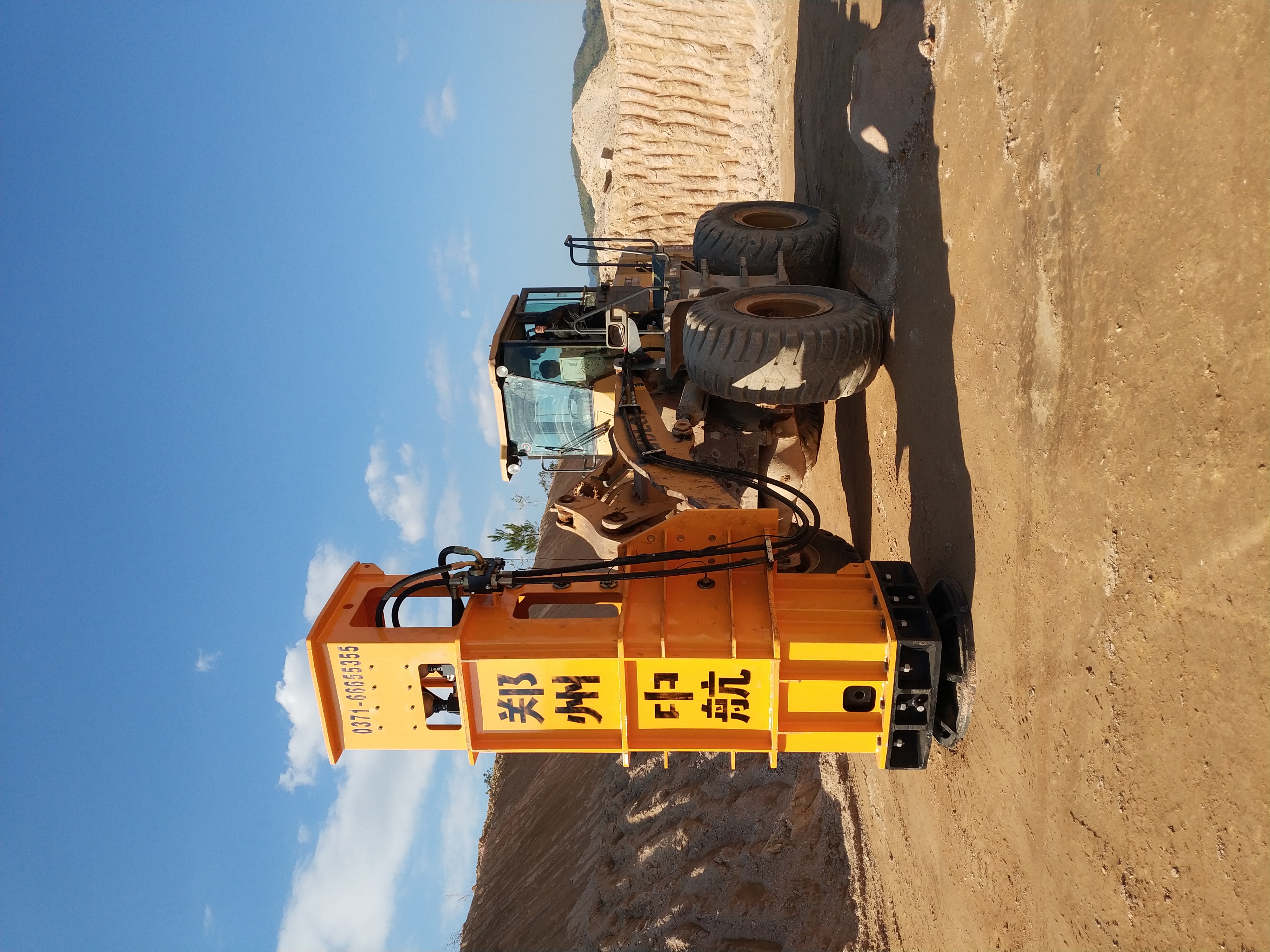 装载机液压夯实机 锤体夯击的是锤垫及下锤体与夯板的组件,并未夯击