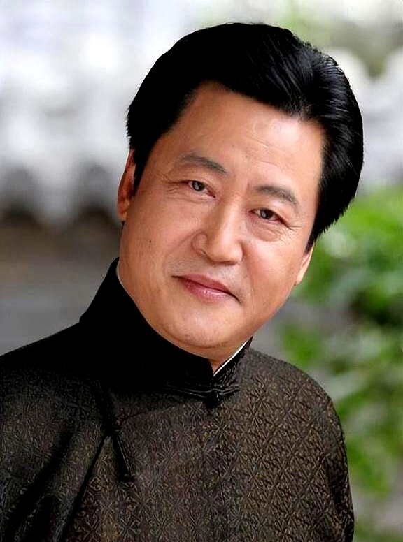 刘涛挽着王珂的手臂,脸上挂着新娘特有的甜蜜笑容