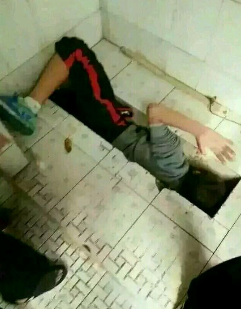 我所经历过的最尴尬的事情就是我掉进茅坑了