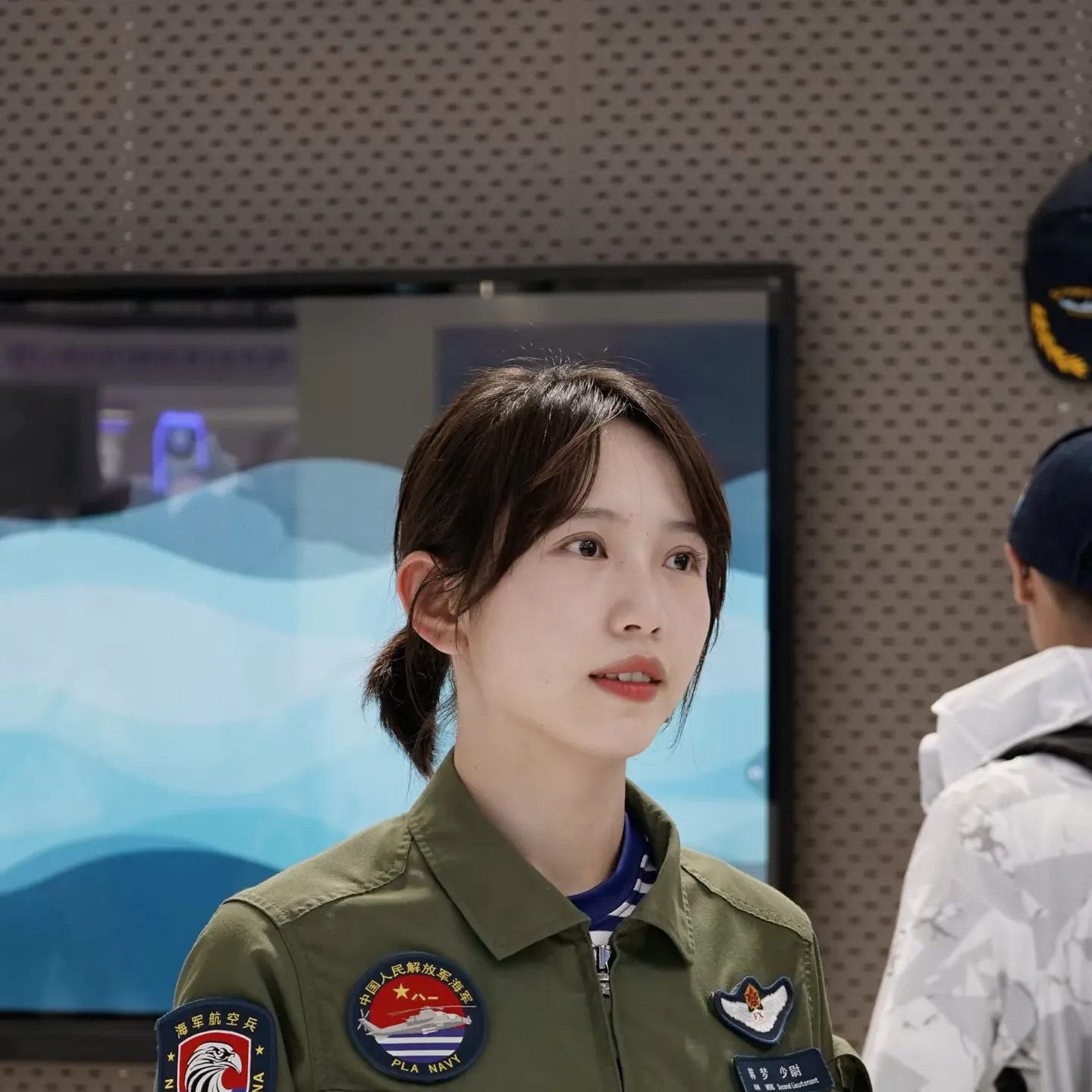 再给大家介绍一位我国高颜值女飞行员