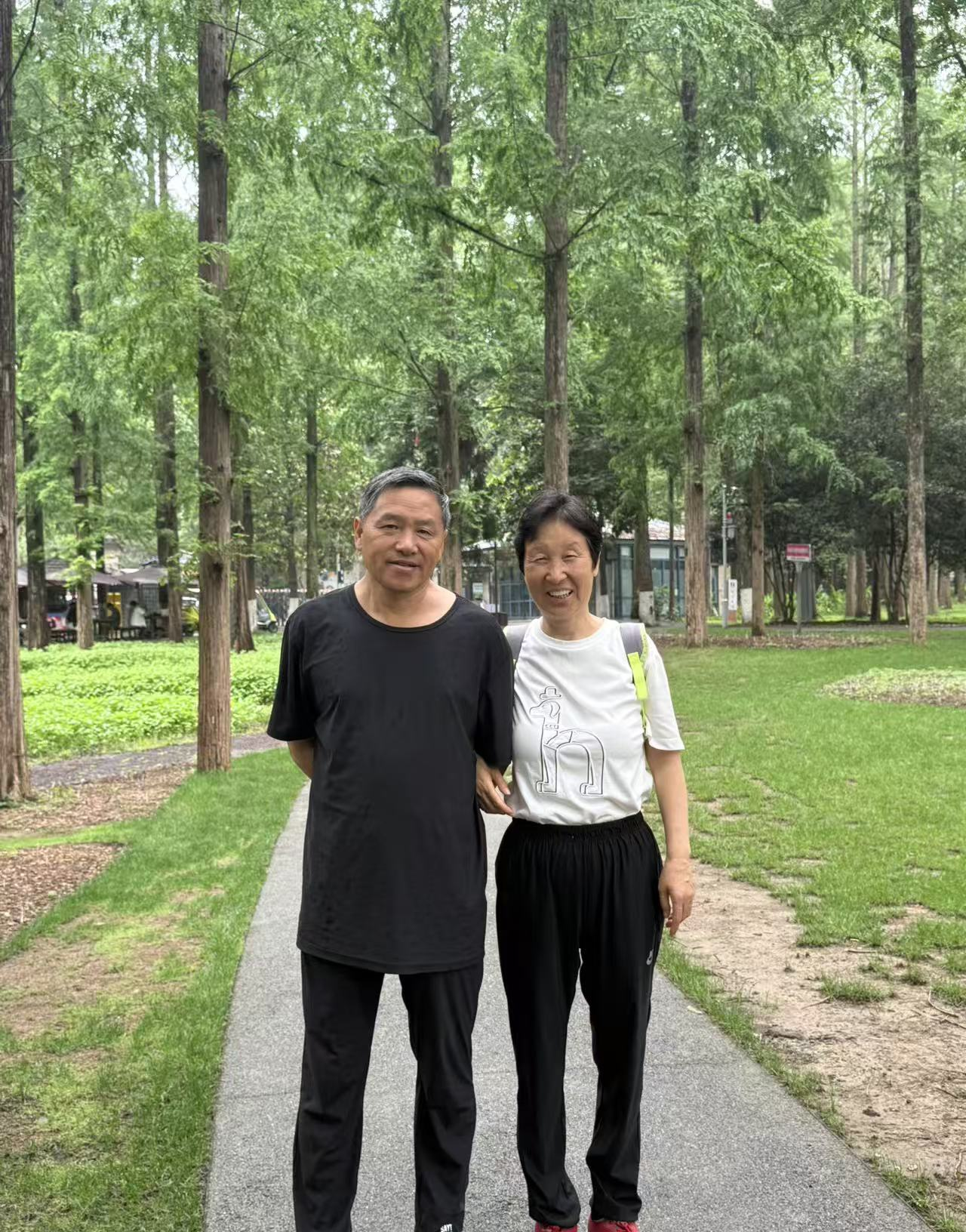 网上好多人说我比老公老10岁,甚至20岁.实际上,老公62岁,我58岁