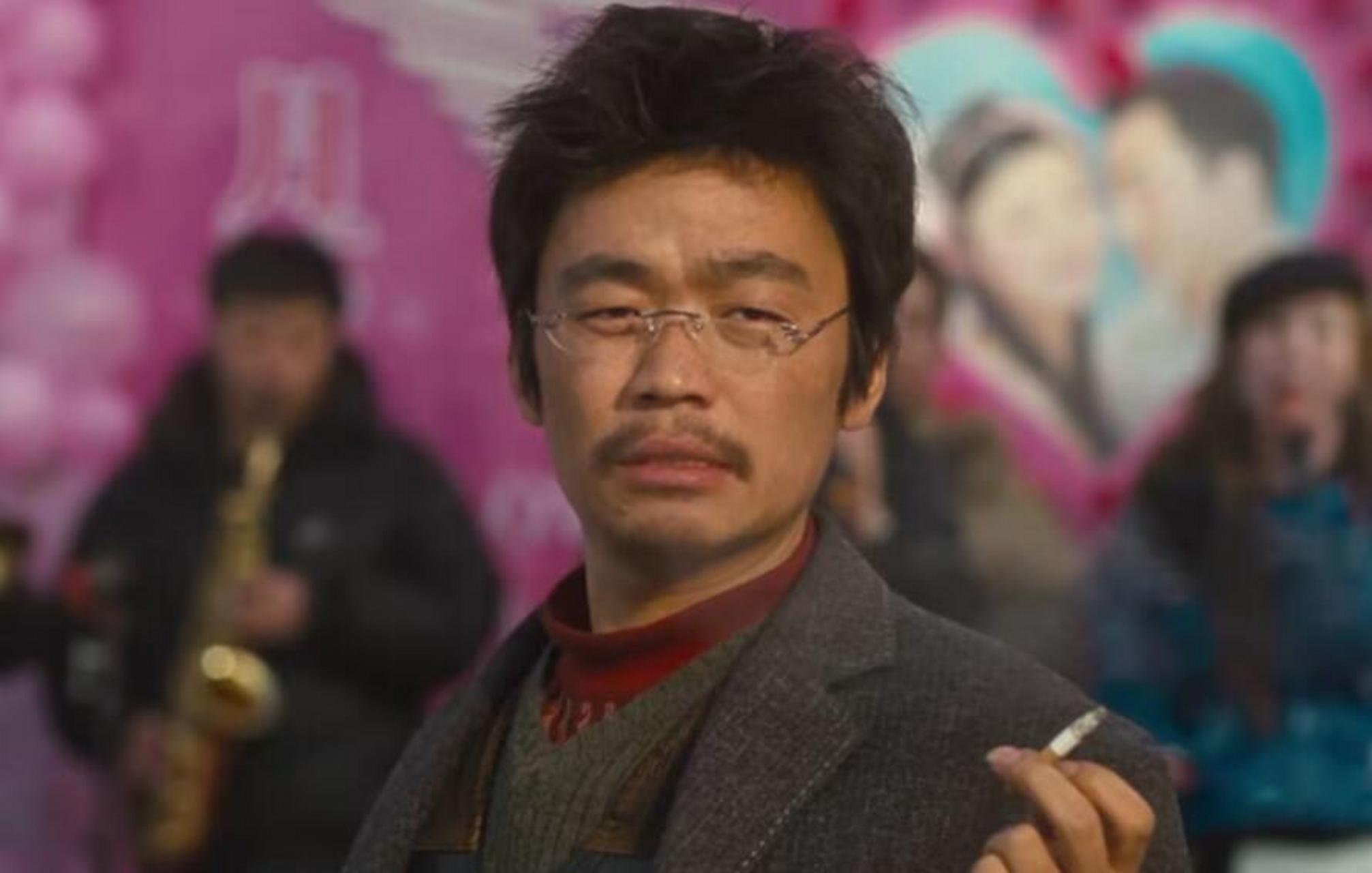 在《hello树先生》里,以一个抽烟镜头一战封神之后,宝强又来陈思诚的