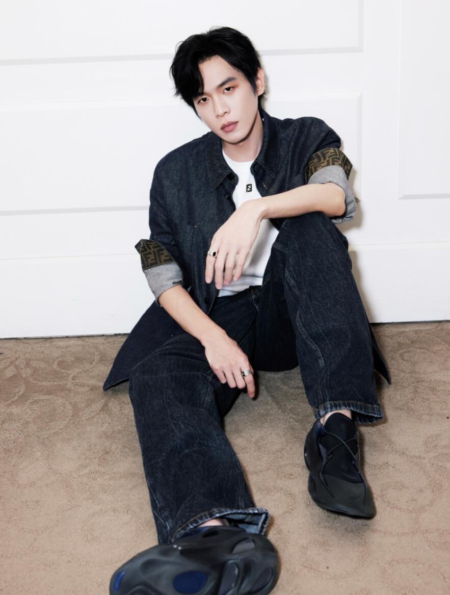 如果看过片子就会知道怎么回事了,而且张若昀路演的时候就说要给共享