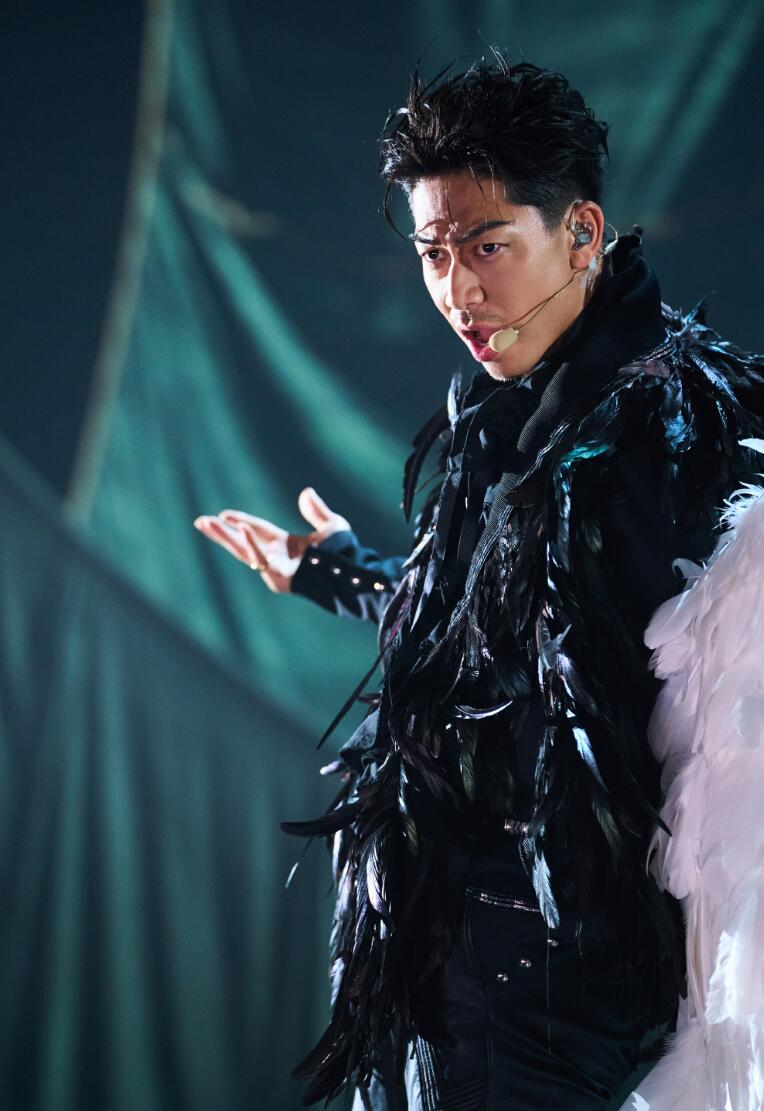 和向佐组队完成舞台,为了让舞蹈不太好的他也能有表现的空间,黑泽良平