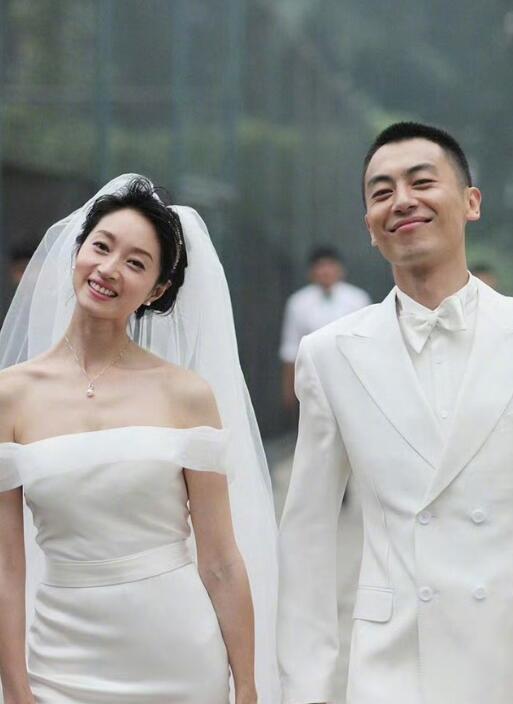 早些时候,网上传出朱亚文和妻子沈佳妮离婚的消息,随即朱亚文工作