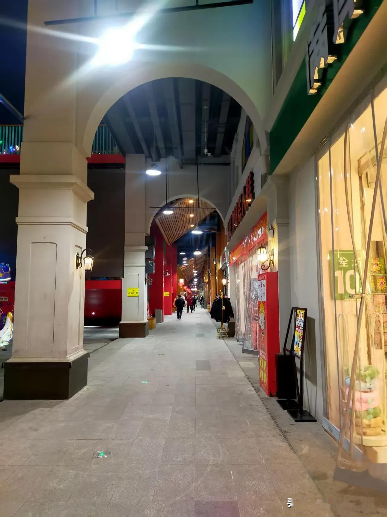 在这座省重点高中,学生们的奋斗故事仿佛一部跌宕起伏的长篇小说