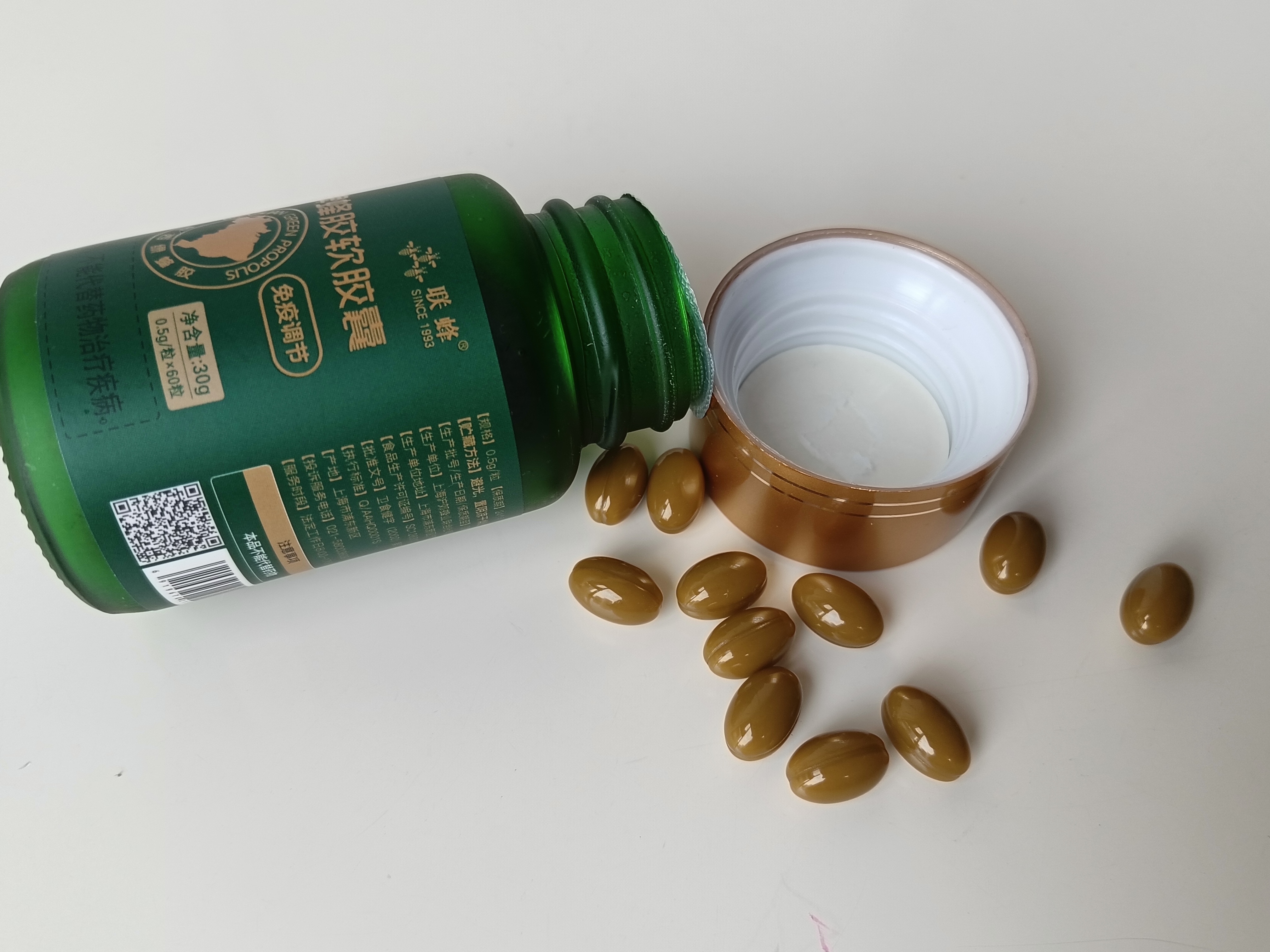 74岁老年人吃蜂胶好吗(老年人吃蜂胶的坏处) 74岁老年人吃蜂胶好吗(老年人吃蜂胶的坏处)