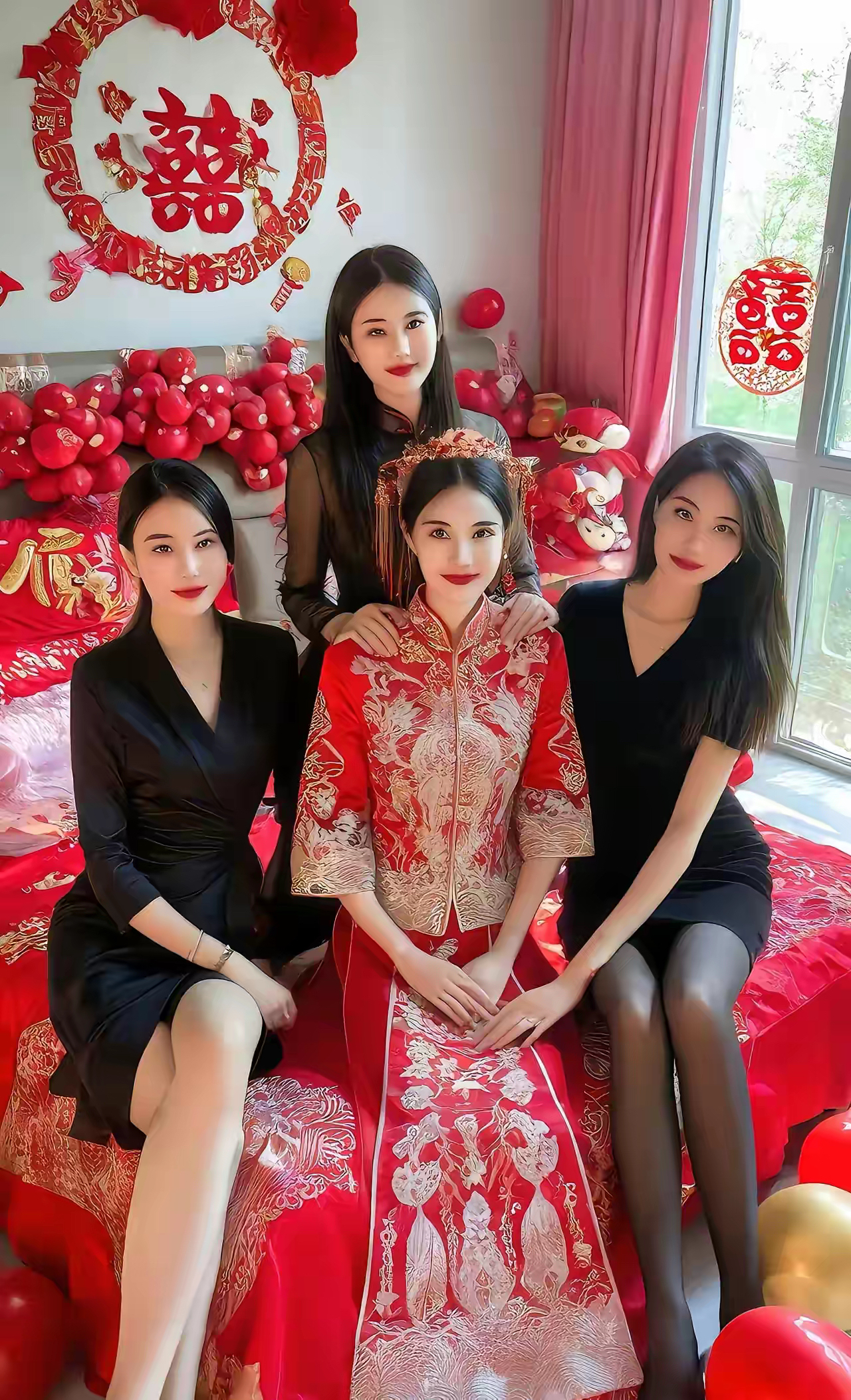 实话实话,这四个伴娘真的有点喧宾夺主了,难怪新郎频频看表,显得有些