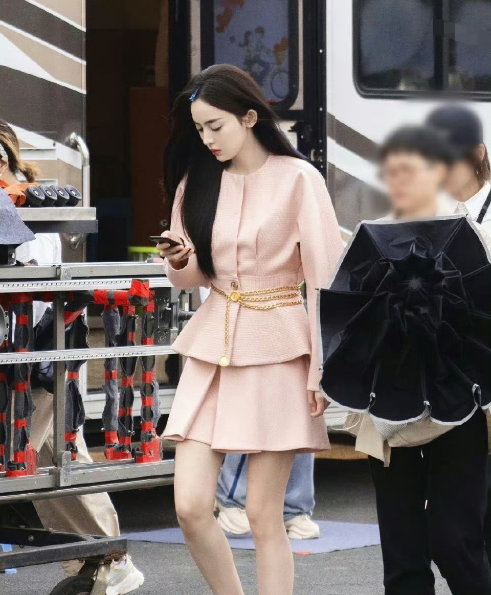 古力娜扎粉色短裙出街,白皙美腿与精致颜值瞬间吸引眼球,令人忍不住想