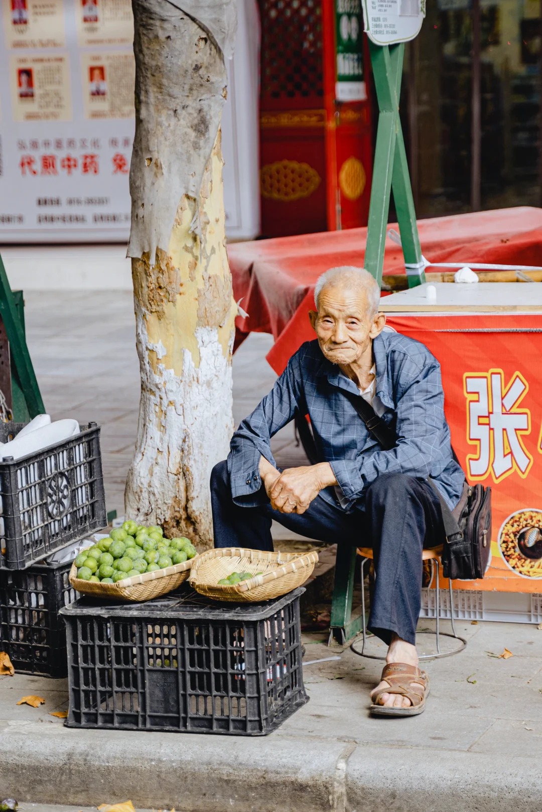 生活的照片真实老人路边水果摊图片真实照片老爷爷顶着烈日卖水果一张